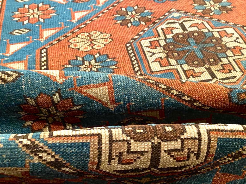 Antique Caucasian Shirvan Bule Rug with Geometric Medallions, 19th Century im Zustand „Hervorragend“ im Angebot in Barueri, SP, BR