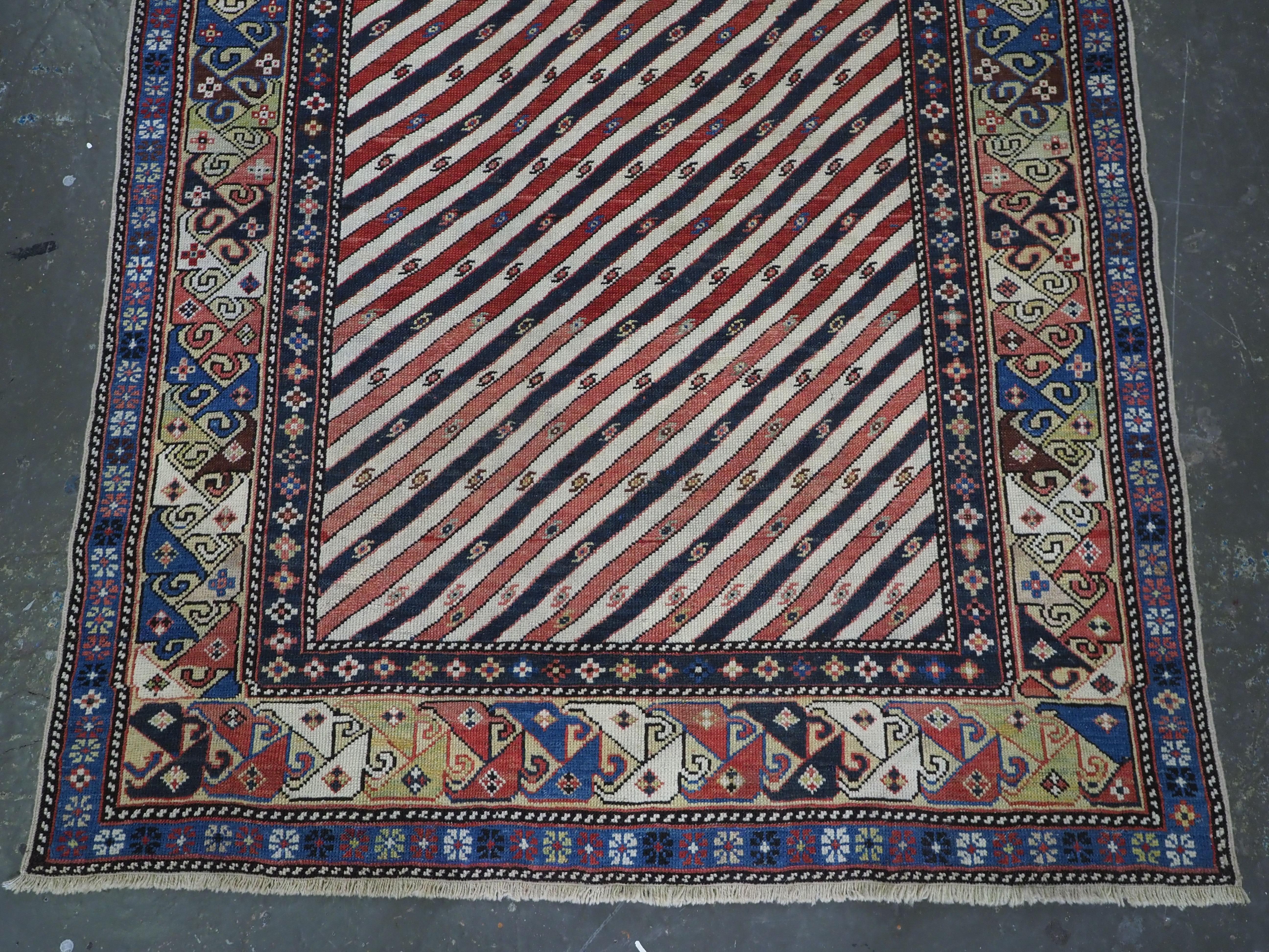 Antigua alfombra de oración caucásica de Shirvan/Daguestán con escaso diseño de estipe diagonal. en venta 2