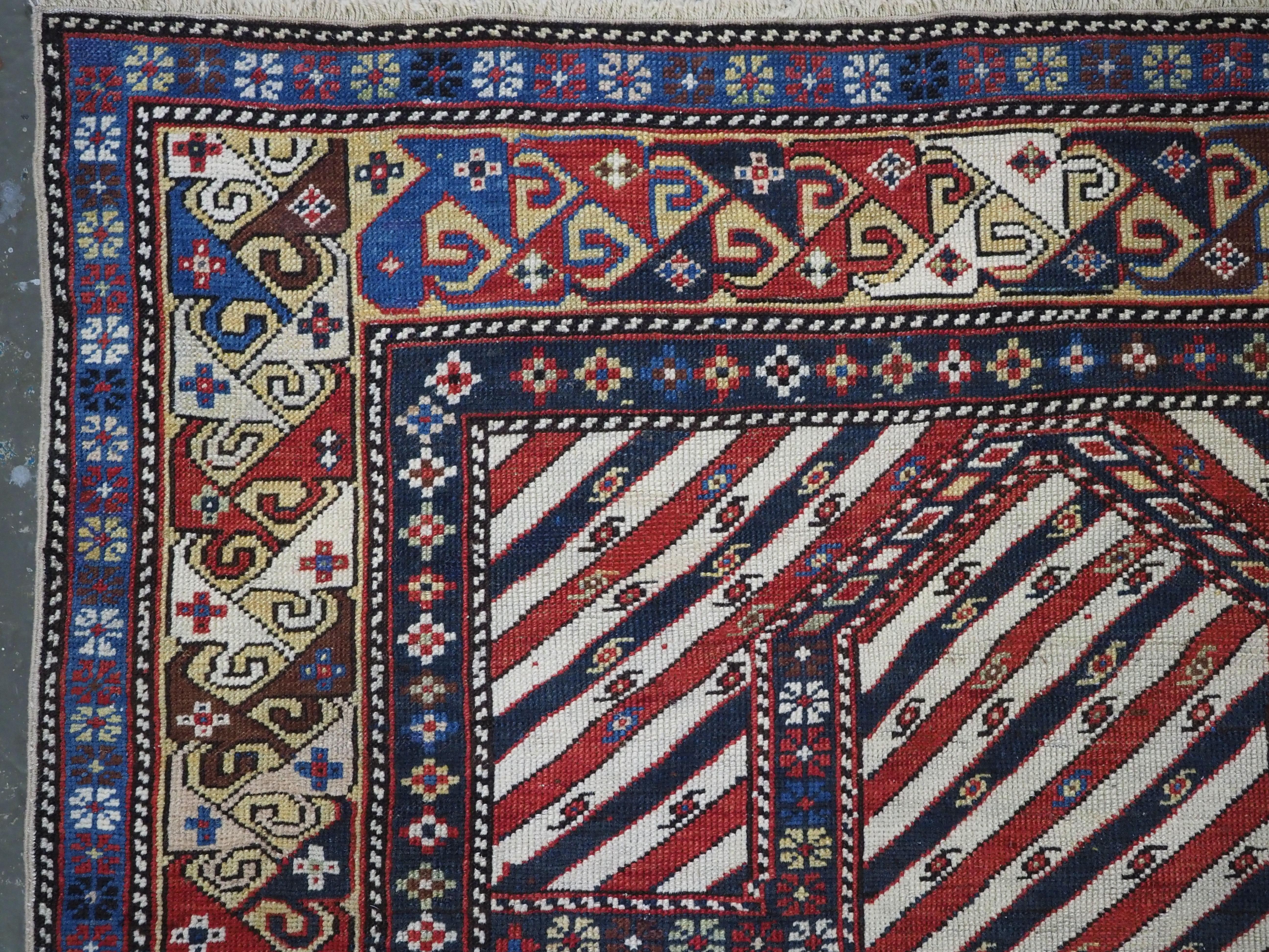 Antigua alfombra de oración caucásica de Shirvan/Daguestán con escaso diseño de estipe diagonal. en venta 3