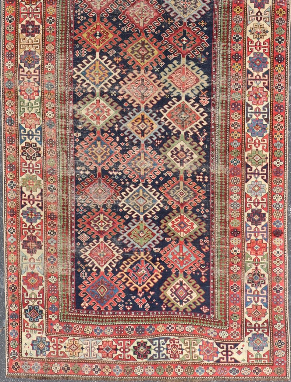 Mesures : 4'6 x 12'0 

Ancien tapis caucasien Shirvan Gallery avec motifs géométriques en forme de diamants  4'6 x 12'0. Keivan Woven Arts/ tapis/X23-1203-180, pays d'origine / type : Caucase / Kazak, vers 1875.

Un ancien tapis caucasien Shirvan