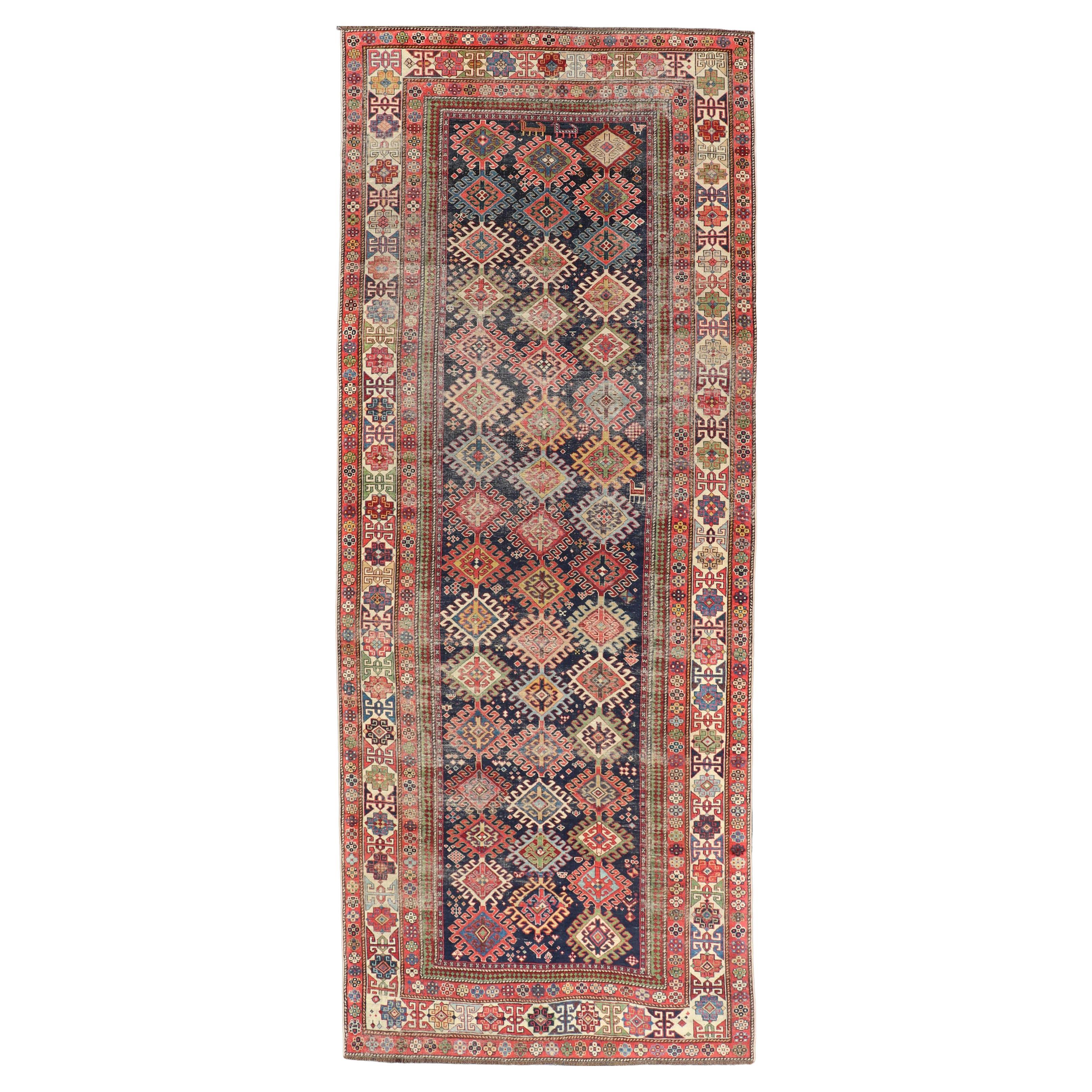 Ancien tapis caucasien Shirvan Gallery avec motifs géométriques en forme de diamants  4'6 x 12'0 en vente