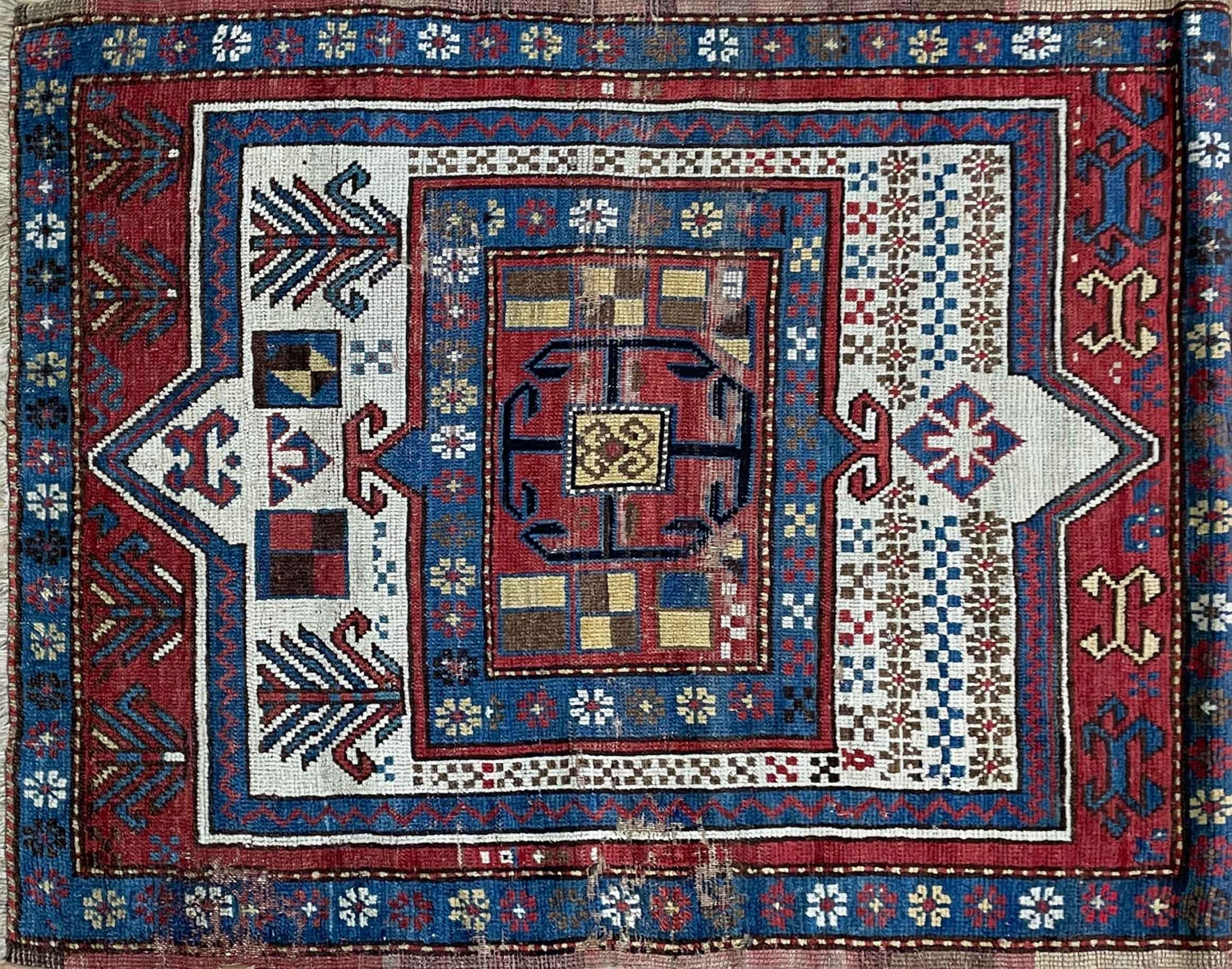 Tapis ancien de Whiting avec motifs multicolores sur fond blanc.
Le khanat historique ou district administratif de Shirvan a produit de nombreux tapis anciens très décoratifs qui présentent une formalité et une complexité stylistique que l'on