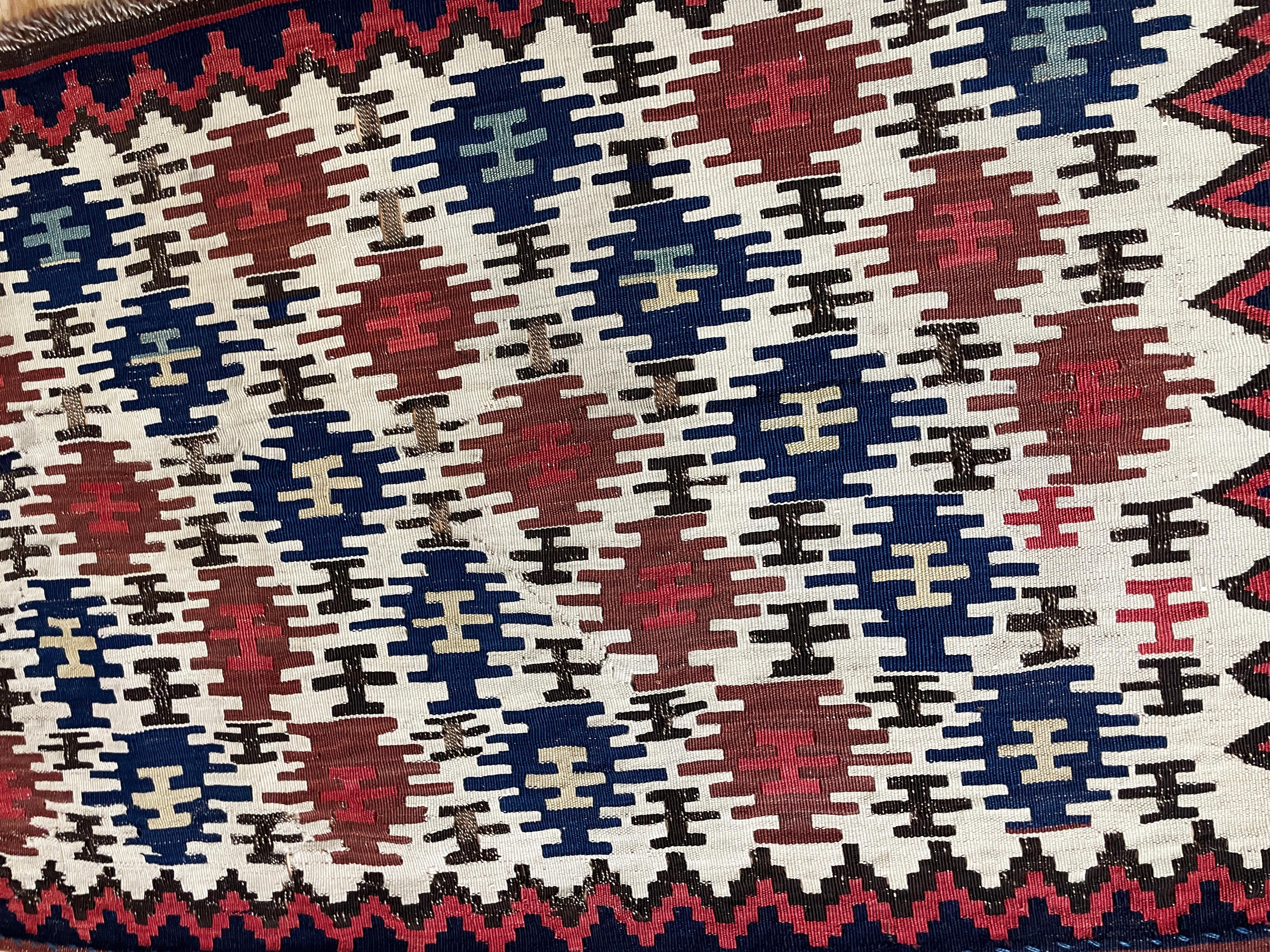 
  Fina Alfombra Shirvan Kilim Tribal Caucásica Antigua, Circa 1900's - Esta preciosa alfombra Shirvan es perfecta para una decoración tradicional o contemporánea. Su patrón geométrico es un complemento perfecto para muchos diseños de interiores