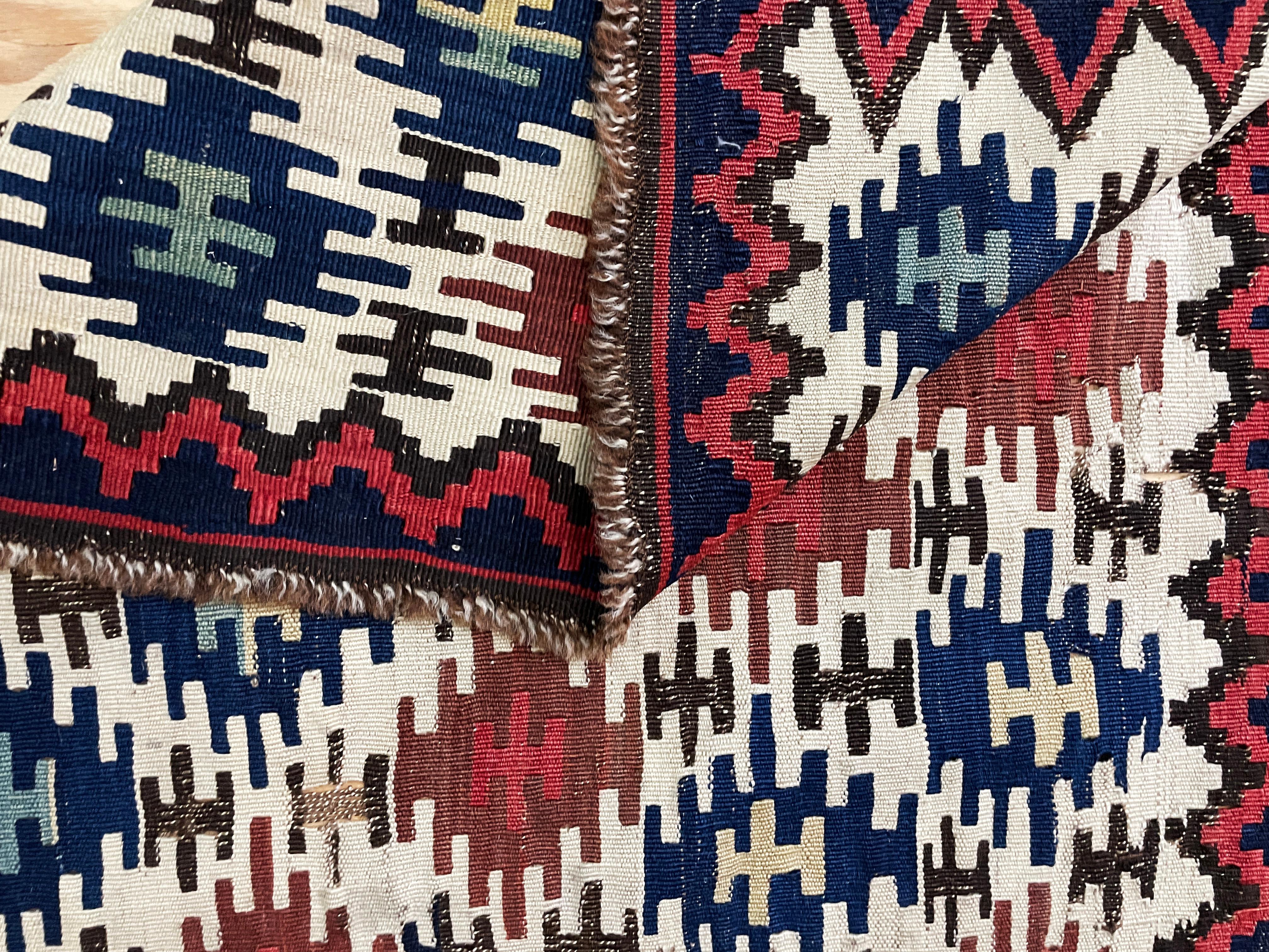 Antiguo kilim caucásico de Shirvan Anudado a mano en venta