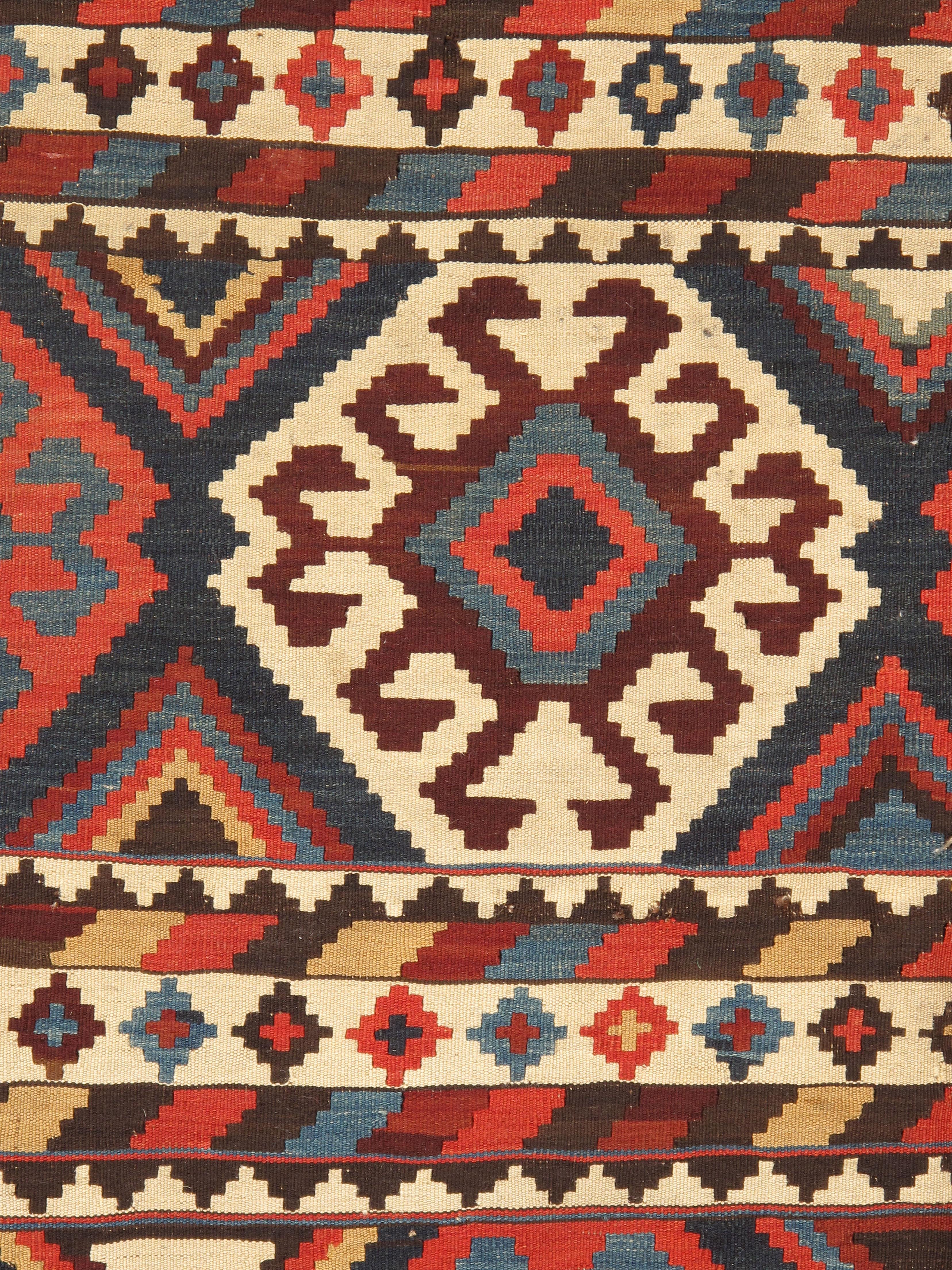 Antiker kaukasischer Schirwan-Kilim-Teppich. Es handelt sich um einen langen Schirwan-Kilim-Teppich mit einem Muster aus breiten, horizontalen Reihen von gestuften Sechsecken, die kleinere, ähnliche Hakenapparate einschließen. Anstelle von breiten