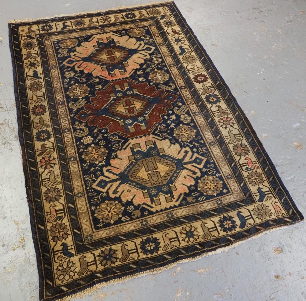 Antiker kaukasischer Kuba-Teppich mit dreifachem Medaillonmuster in kleinem Format
CIRCA 1900

Ein kleiner Kuba-Teppich mit dreifachem Medaillon-Design mit einem verblassten weichen rosa / rot im gesamten, der Teppich hat eine Webart ähnlich der in