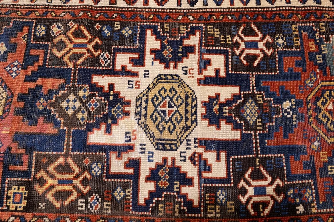 Antiker kaukasischer Schirwan Lezgi Design Teppich 2'10'' x 4'10'' im Angebot 4