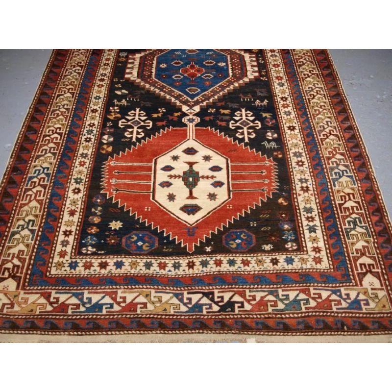 Antique Caucasian Shirvan Medallion Rug of Large Size, circa 1890 In Excellent Condition For Sale In Moreton-In-Marsh, GB