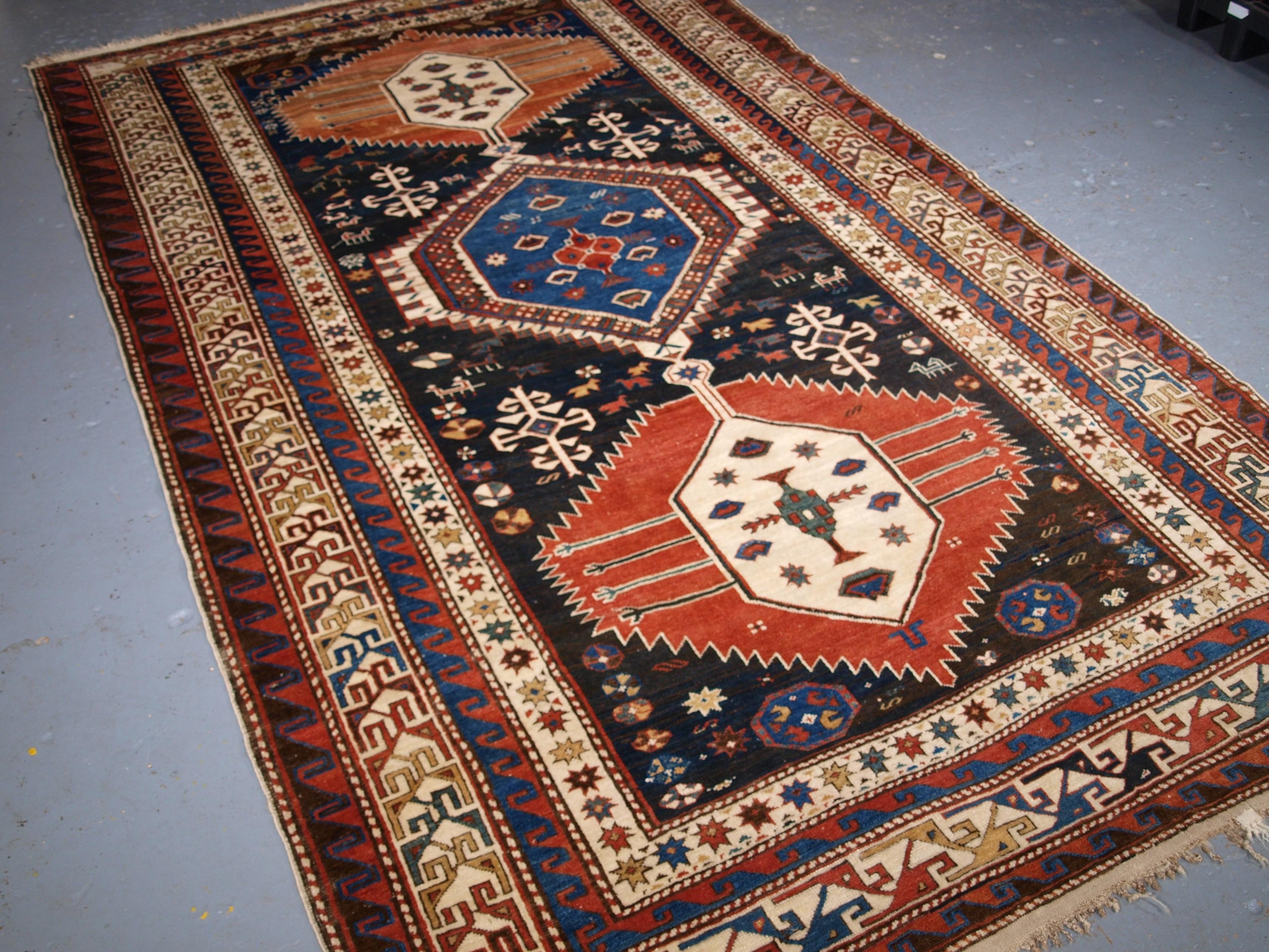 Tapis caucasien antique Shirvan de conception classique de médaillon lié, de grande taille. Date d'environ 1890. Un bon exemple de la conception classique du médaillon triple lié de Shirvan, les trois médaillons hexagonaux à bord dentelé ont des