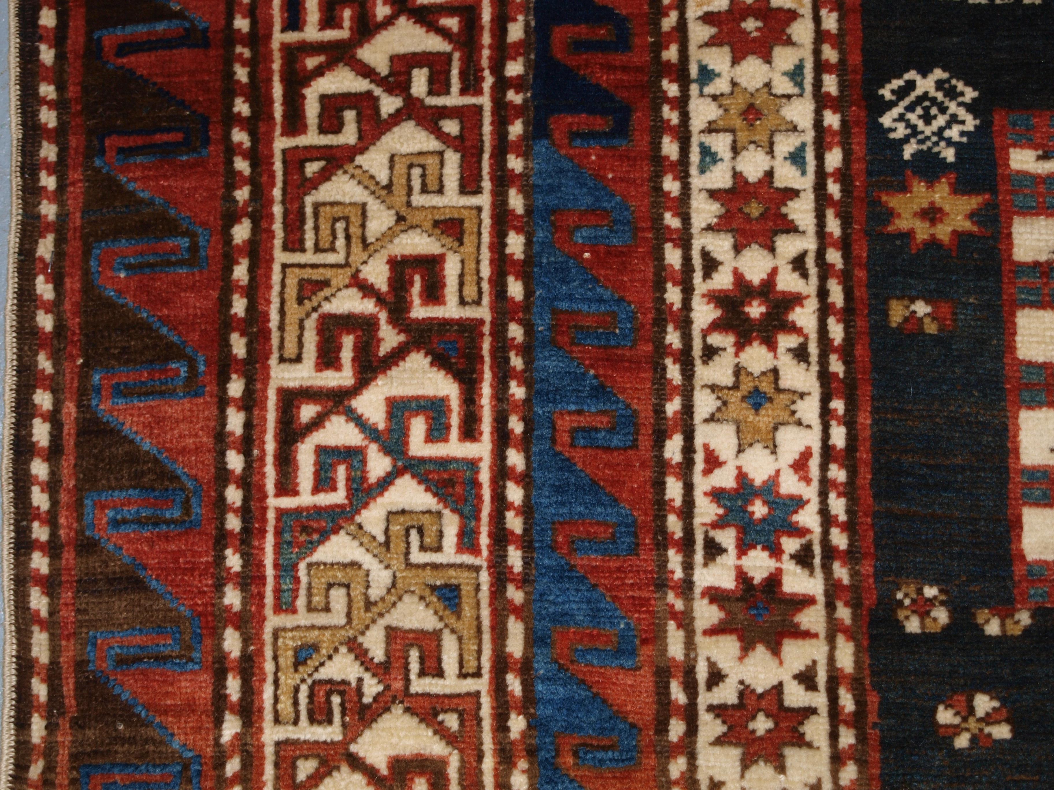 Antiker kaukasischer Schirwan-Medaillon-Teppich, großformatig im Zustand „Gut“ im Angebot in Moreton-In-Marsh, GB