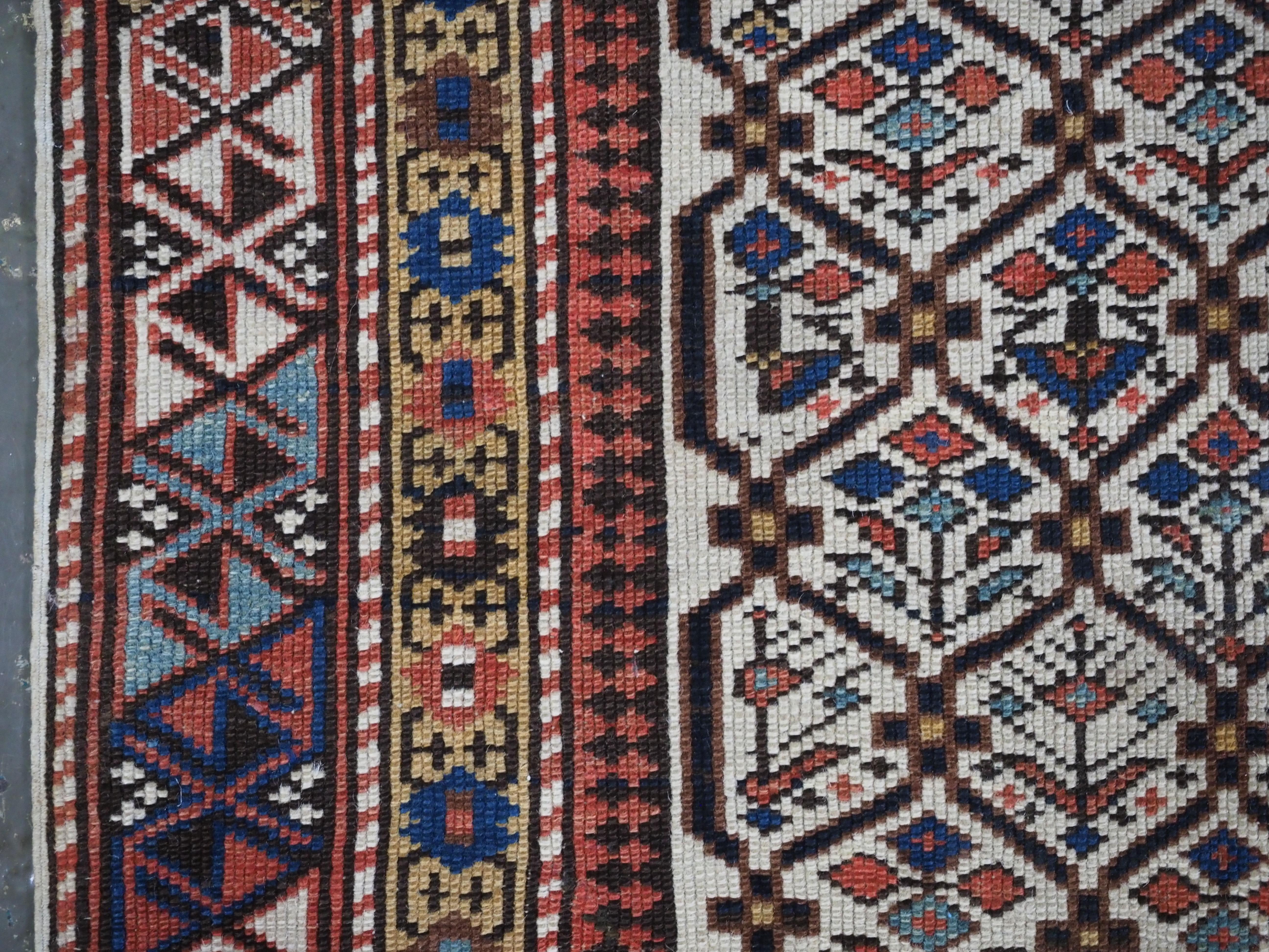 Antiker kaukasischer Schirwan-Gebetteppich mit floralem Gitter. .  Um 1880. (Wolle) im Angebot