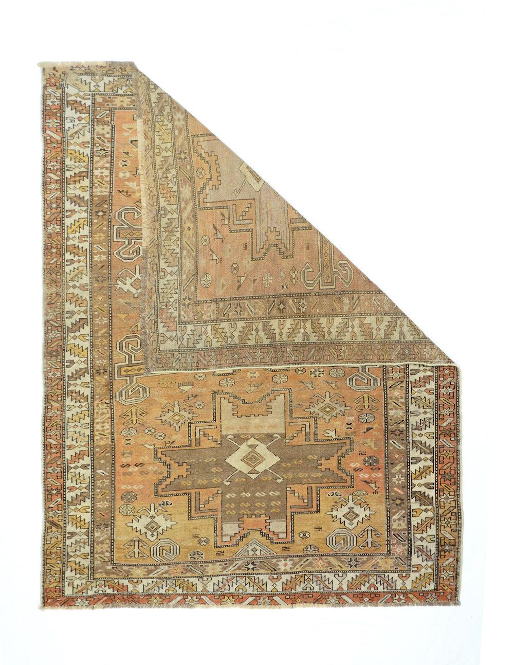 Tapis ancien caucasien Shirvan 3'11'' x 5'1''. Le champ en rouille saumonée brûlée présente trois 