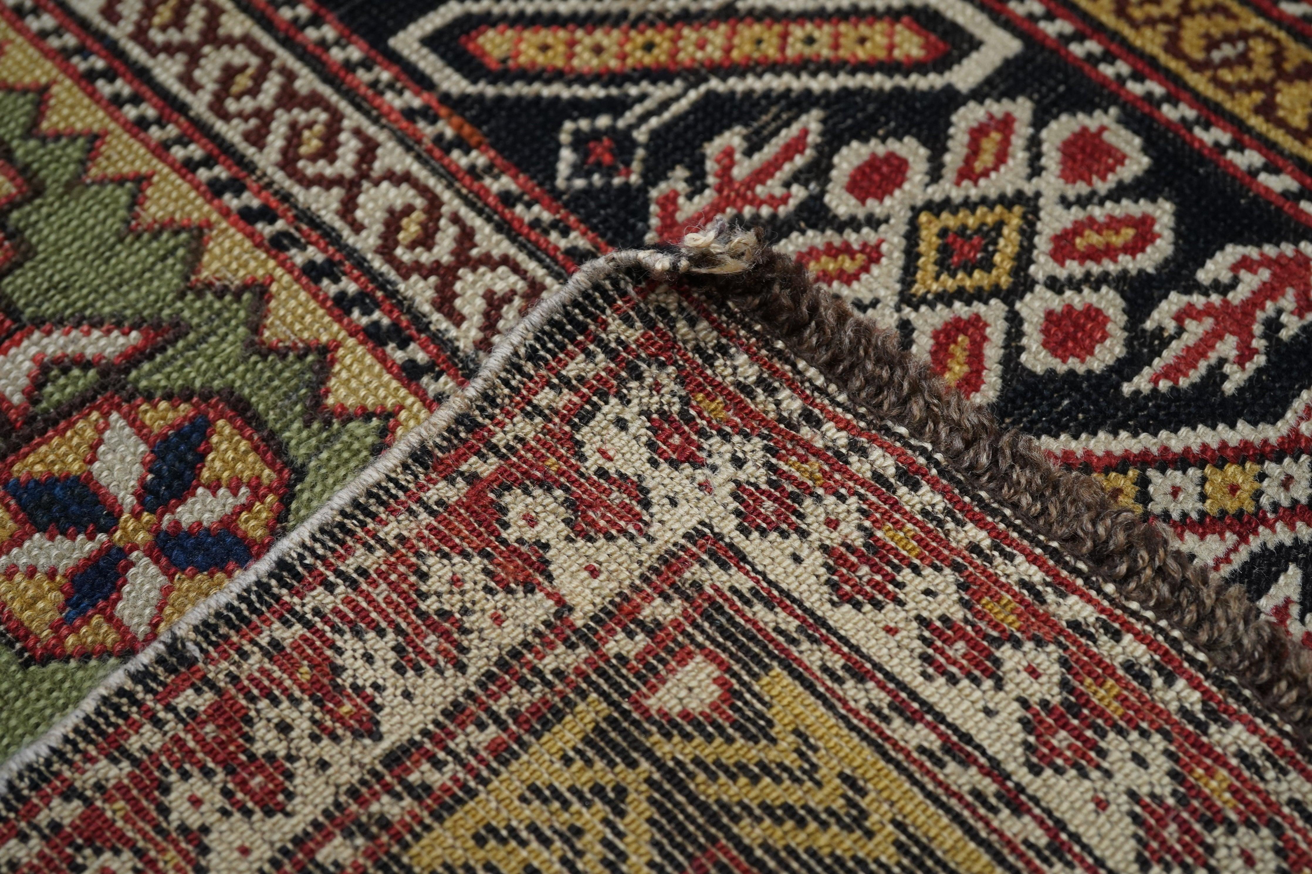 Tapis Shirvan caucasien ancien 3'6'' x 6'9'' en vente 4