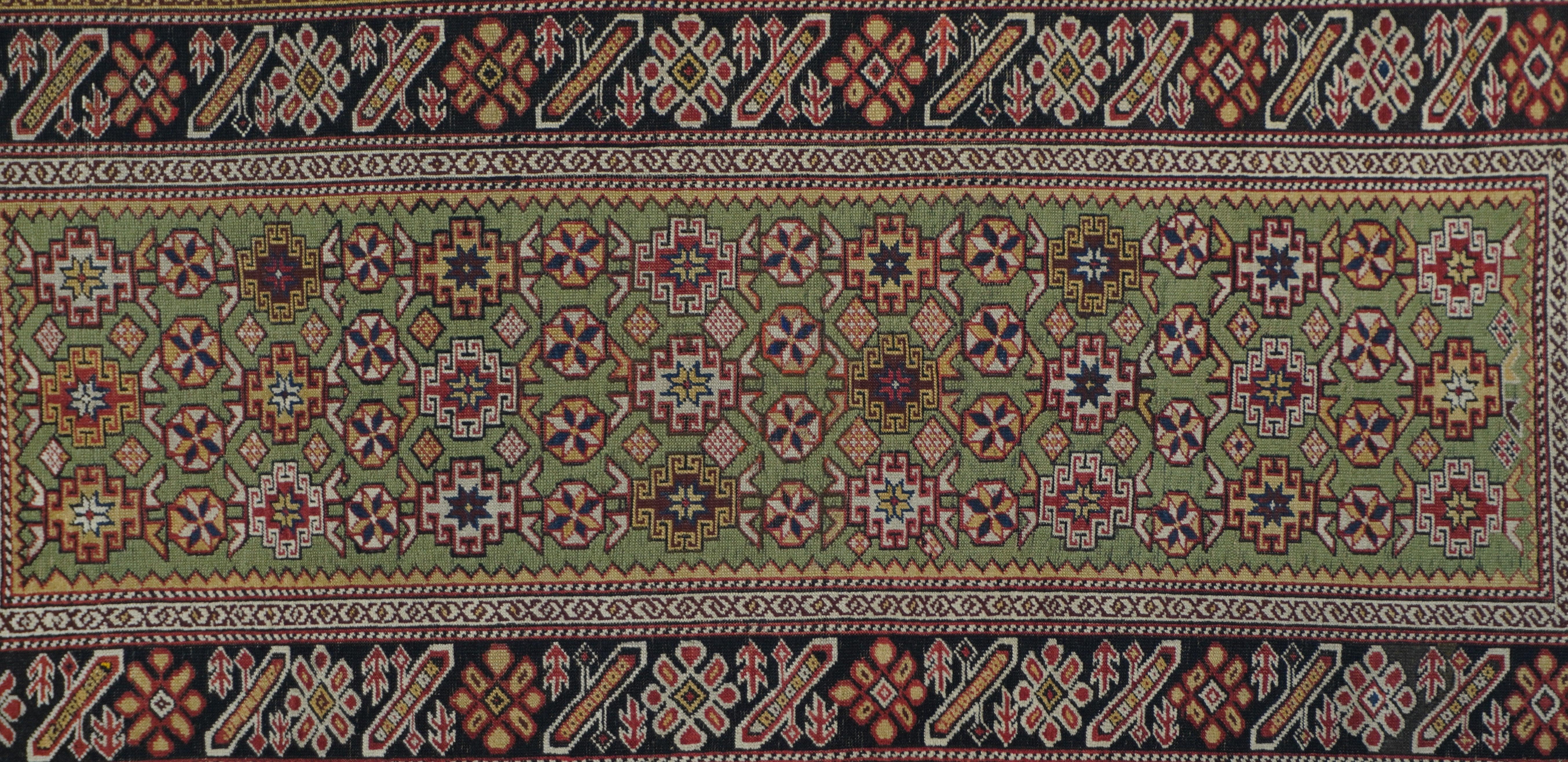 Noué à la main Tapis Shirvan caucasien ancien 3'6'' x 6'9'' en vente