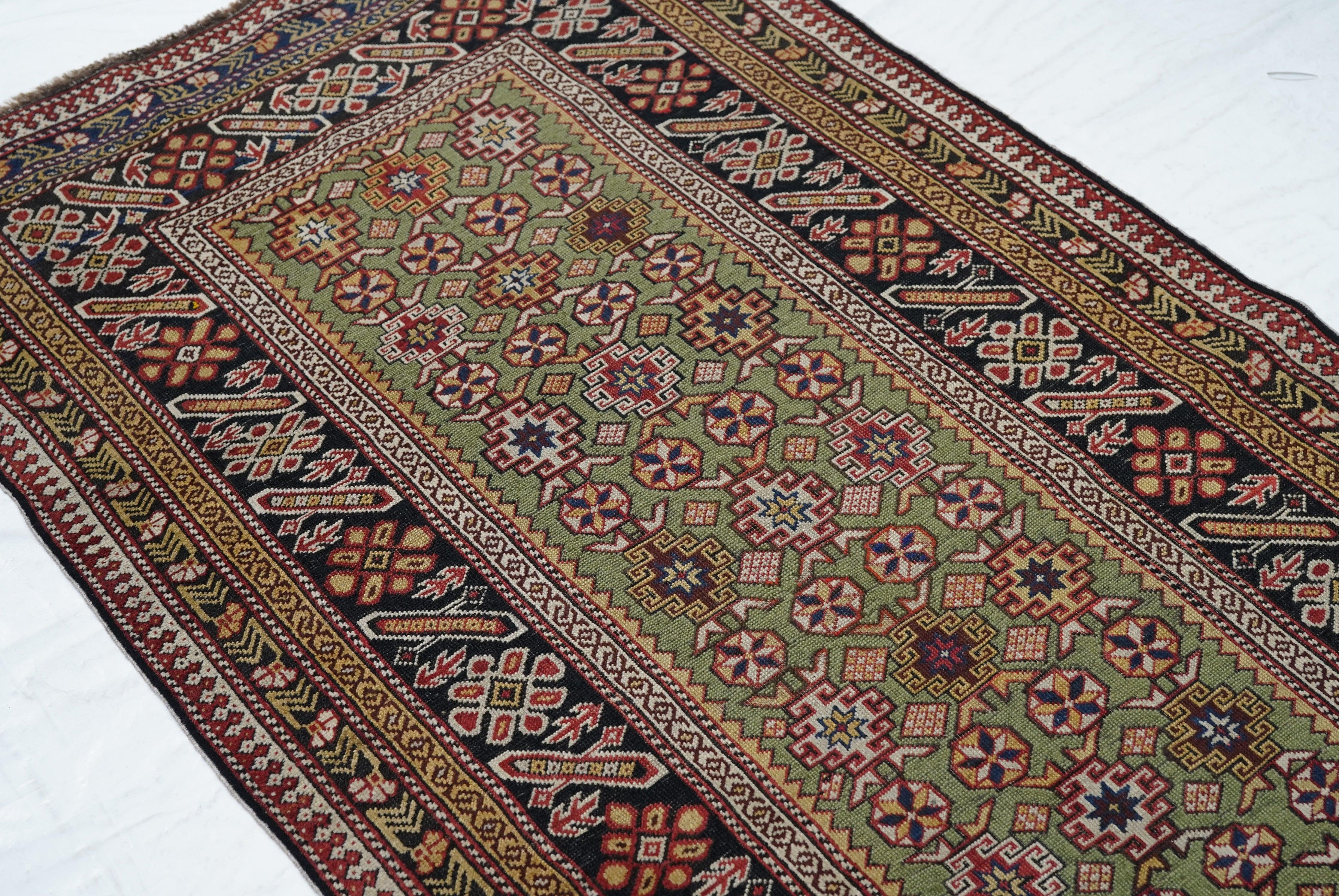 Tapis Shirvan caucasien ancien 3'6'' x 6'9'' en vente 1