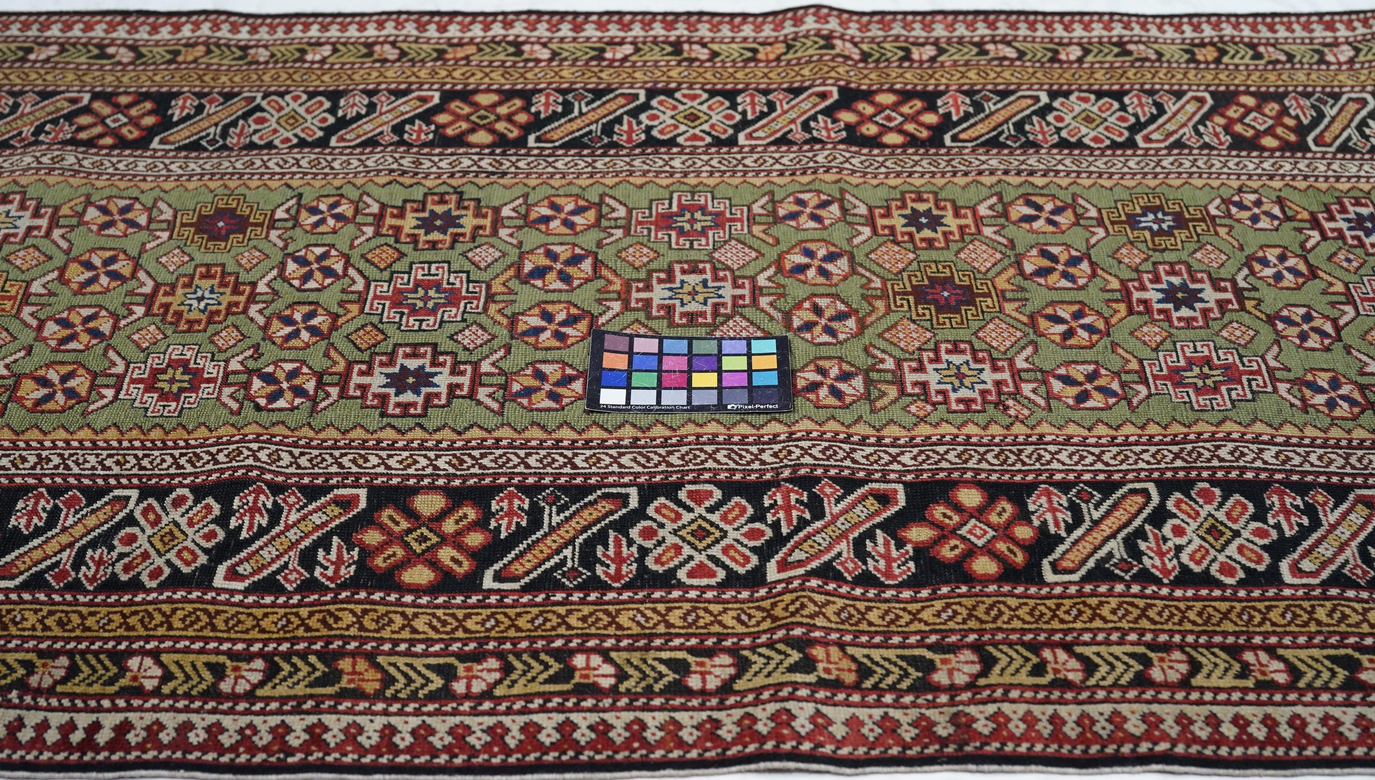 Tapis Shirvan caucasien ancien 3'6'' x 6'9'' en vente 2