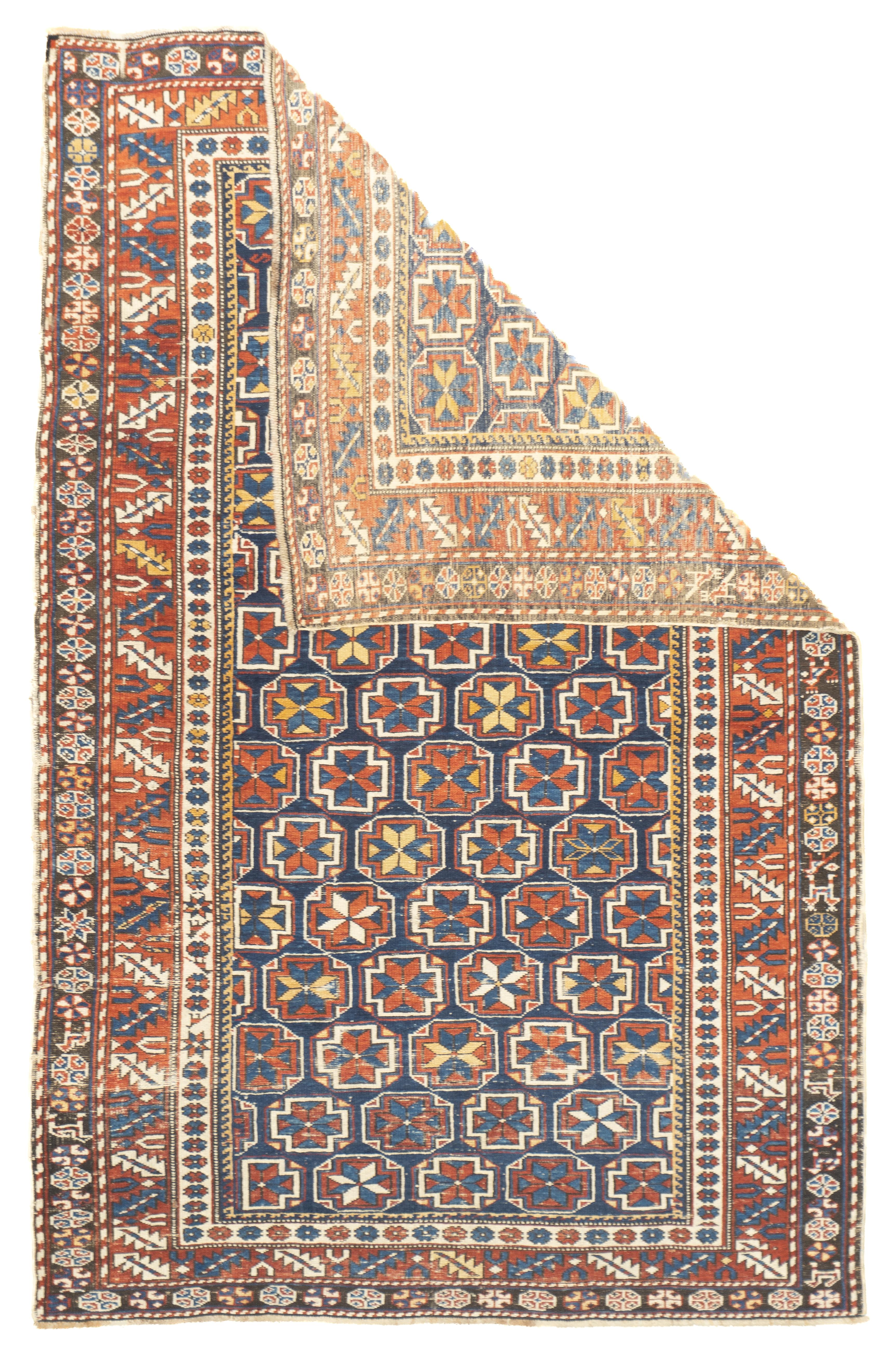 Tapis ancien caucasien Shirvan 3'8'' x 5'8''.  Tapis du Caucase oriental et de l'ouest de la mer Caspienne, principalement dispersés, dans des dispositions géométriques, certains en forme de prière, provenant d'un large éventail de villages locaux.
