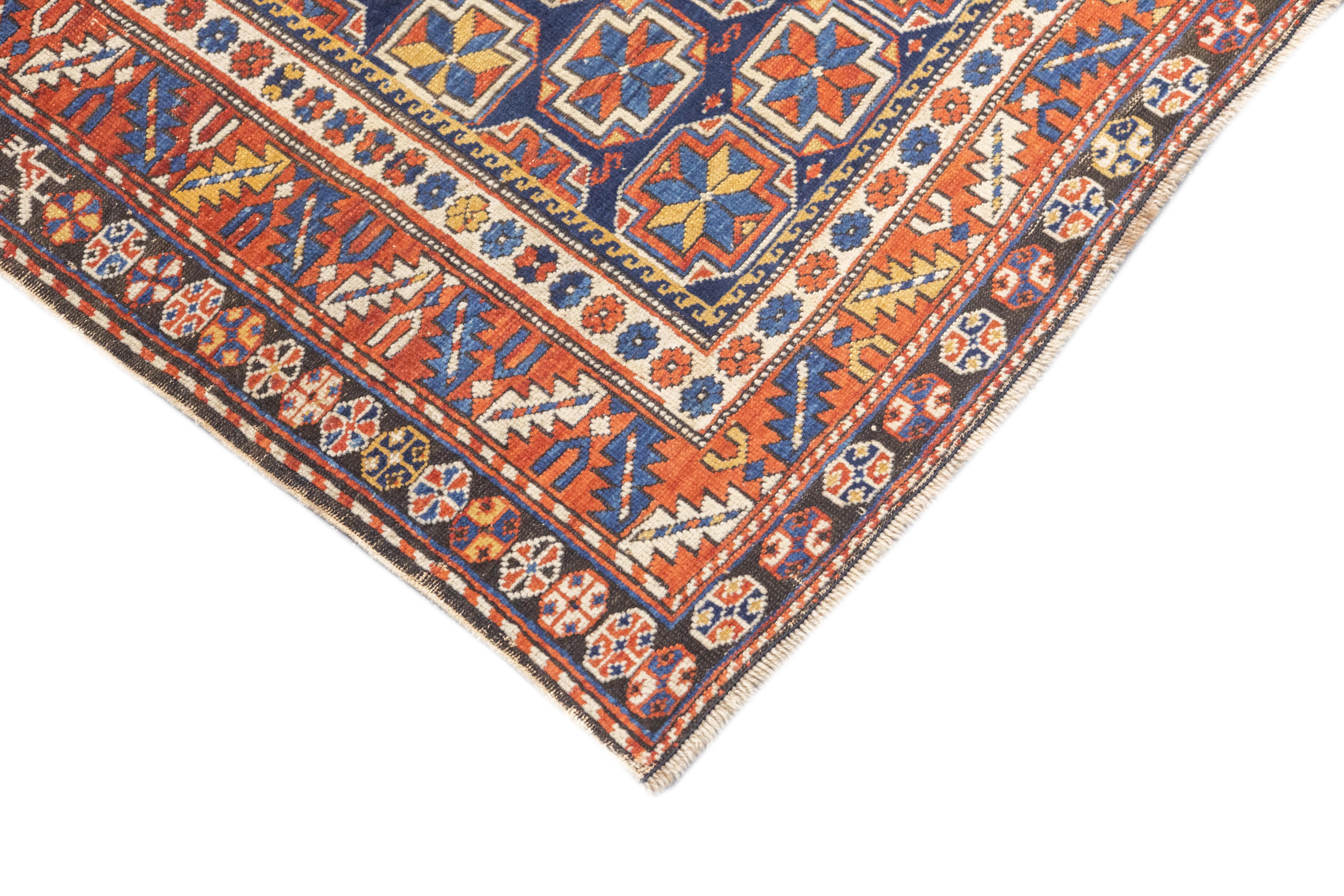 Noué à la main Tapis Shirvan caucasien ancien de 3'8'' x 5'8'' en vente