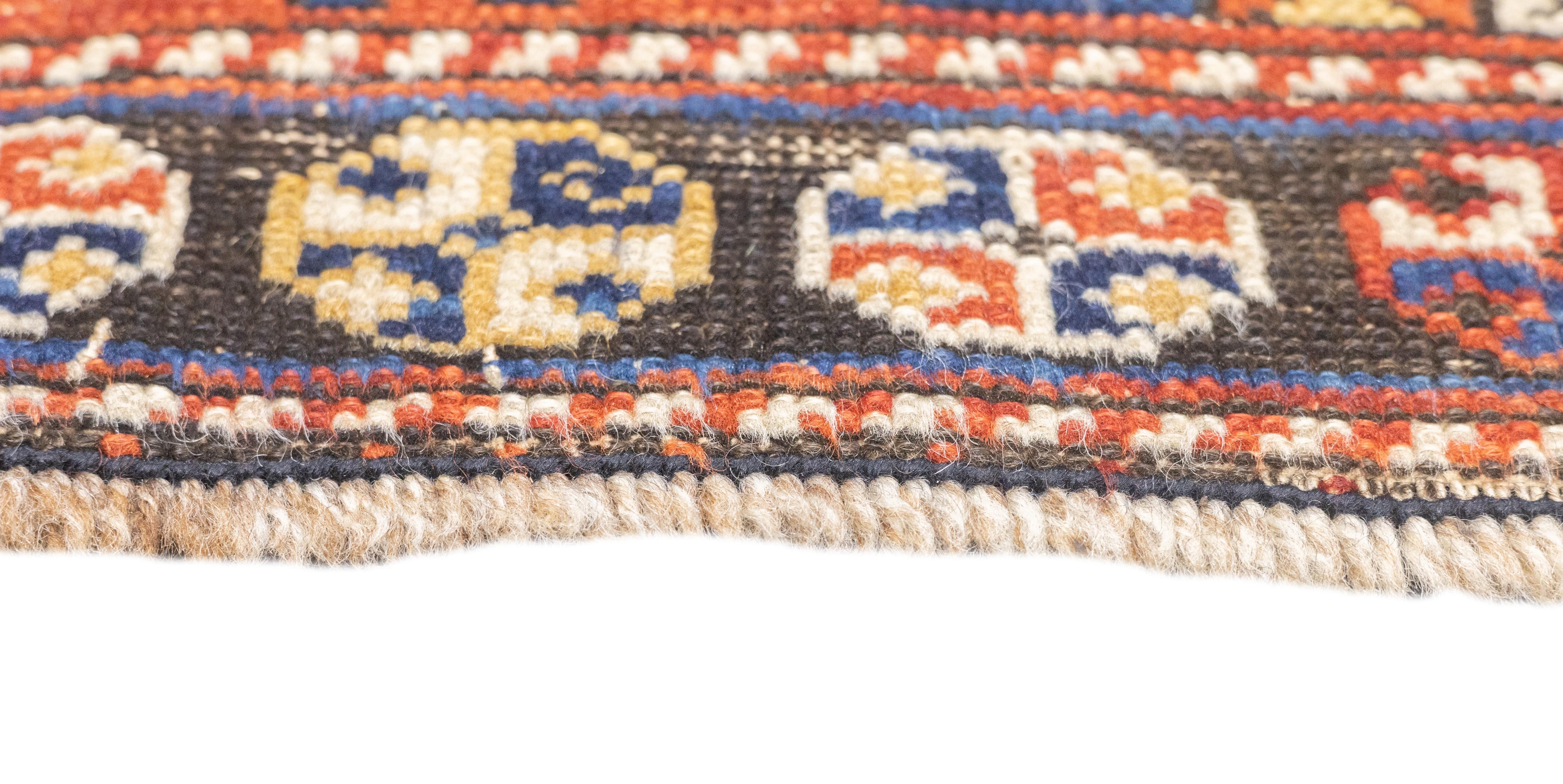 XIXe siècle Tapis Shirvan caucasien ancien de 3'8'' x 5'8'' en vente