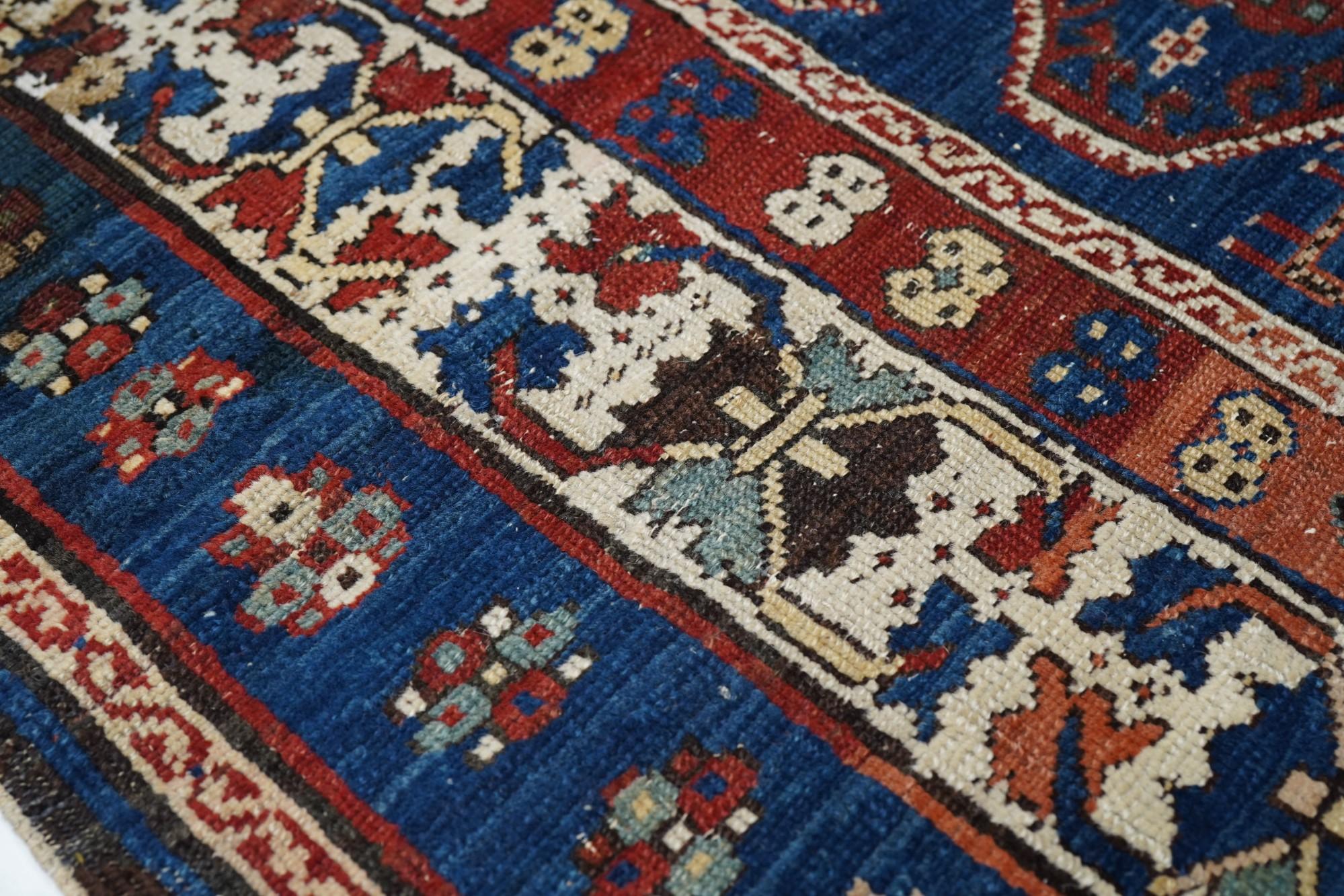Antiker kaukasischer Shirvan-Teppich 3''9'''' x 7''3'''' (Spätes 19. Jahrhundert) im Angebot