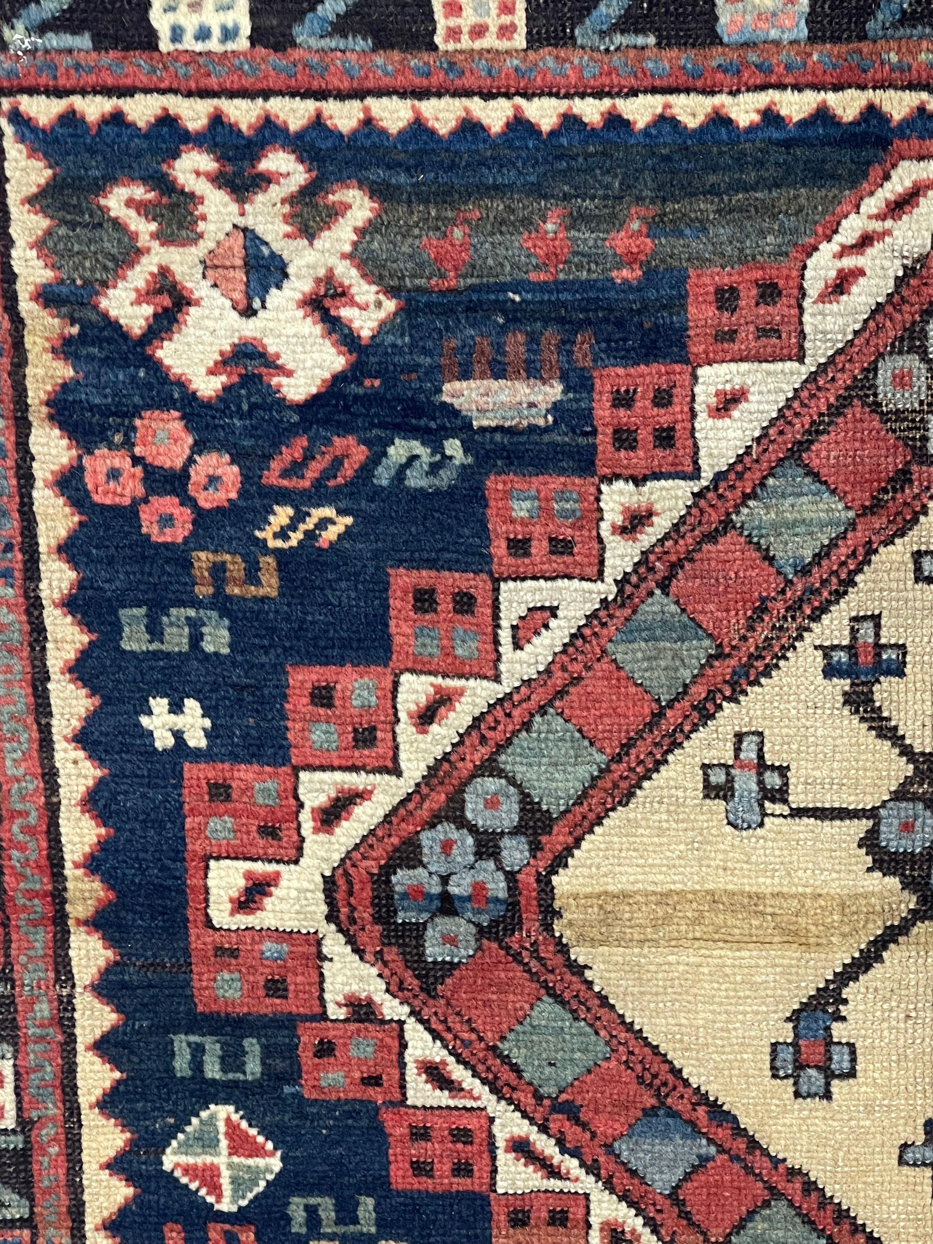 Noué à la main Ancien tapis caucasien Shirvan 4'5