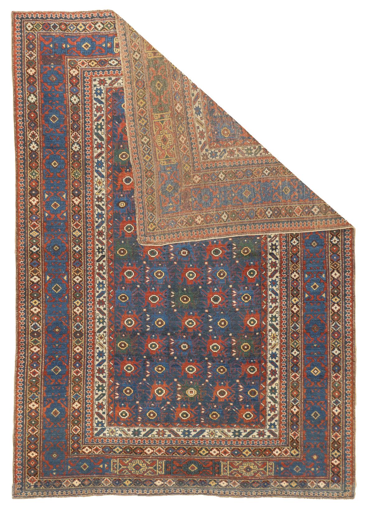 Ancien tapis caucasien Shirvan 4'7'' x 6'6''.  Tapis du Caucase oriental et de l'ouest de la mer Caspienne, principalement dispersés, dans des dispositions géométriques, certains en forme de prière, provenant d'un large éventail de villages locaux.