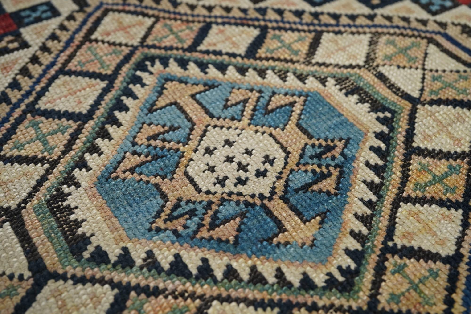 Antiker kaukasischer Schirwan-Teppich 5'3'' x 9'7'' (Handgeknüpft) im Angebot