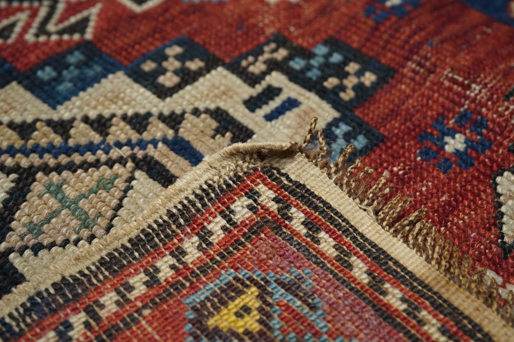Antiker kaukasischer Schirwan-Teppich 5'3'' x 9'7'' (19. Jahrhundert) im Angebot