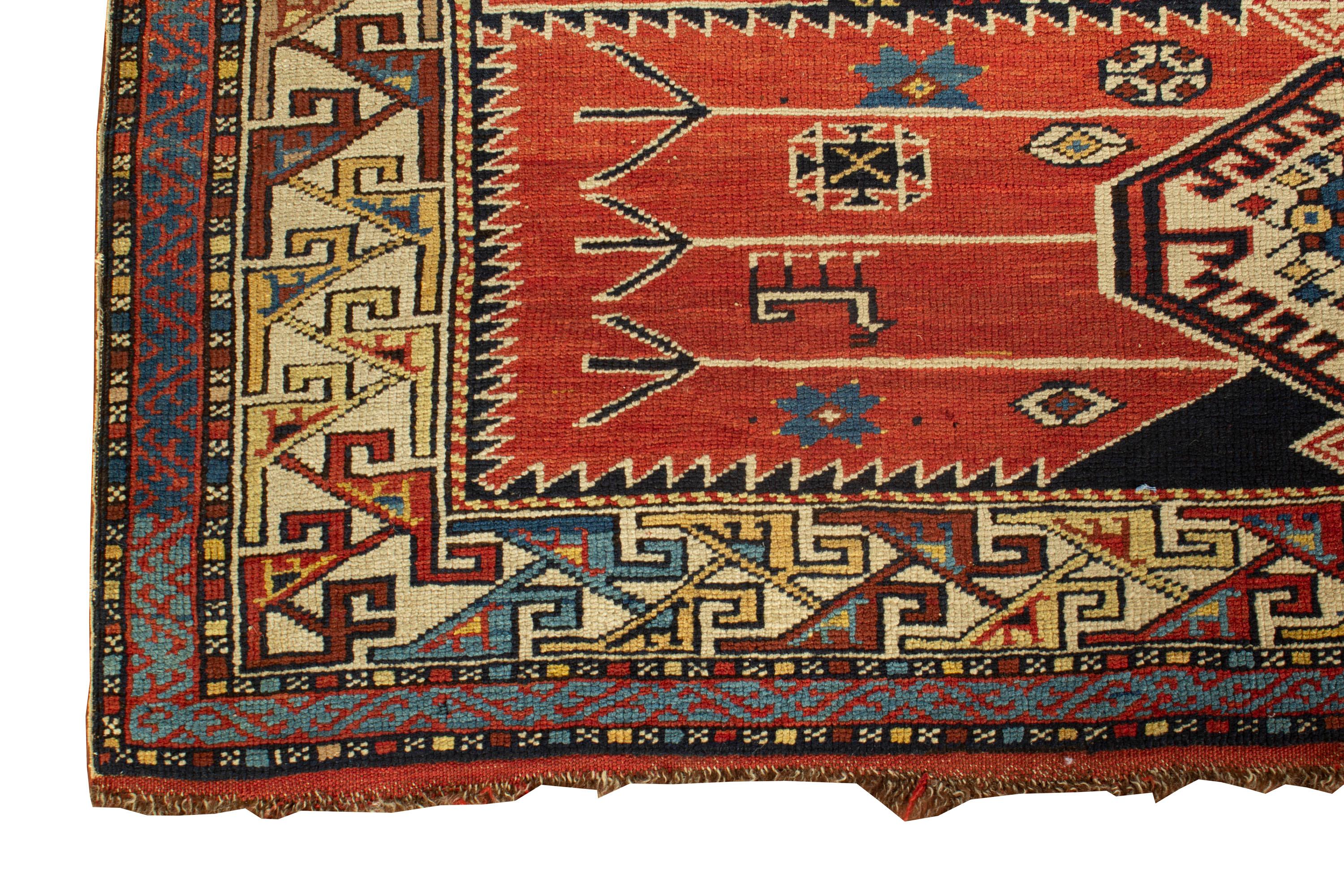 Un tapis caucasien antique Shirvan tissé à la main, vers 1880. Ces types de tapis caucasiens anciens ont été tissés dans la partie orientale de la région, principalement le long de la côte ouest de la mer Caspienne, et présentent dans leur