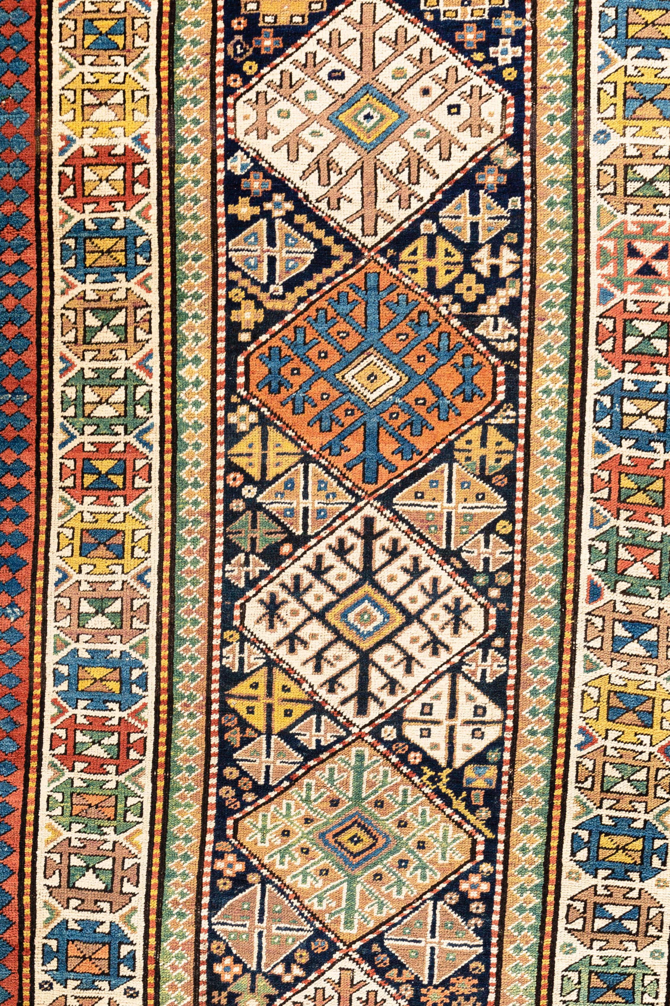 Ein antiker handgewebter kaukasischer Teppich aus Schirwan, um 1880. Diese Arten von antiken kaukasischen Teppichen wurden im östlichen Teil der Region gewebt, meist entlang der Westküste des Kaspischen Meeres, und zeigen im Design den ethnischen