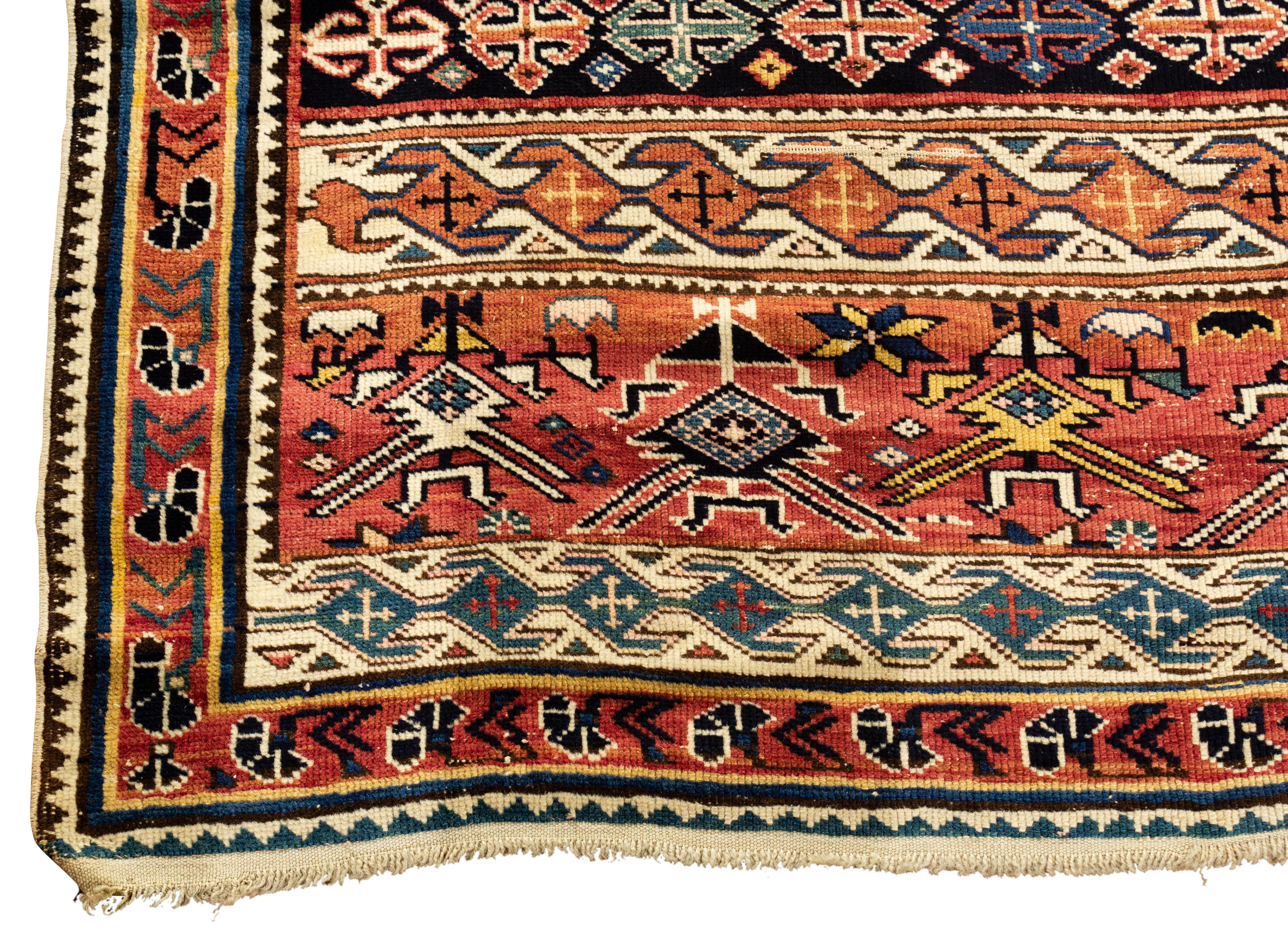 Antiker kaukasischer Schirwan-Teppich, um 1880. Diese Arten von antiken kaukasischen Teppichen wurden im östlichen Teil der Region gewebt, vor allem entlang der Westküste des Kaspischen Meeres. Das Hauptfeld ist voll von traditionellen Mustern in