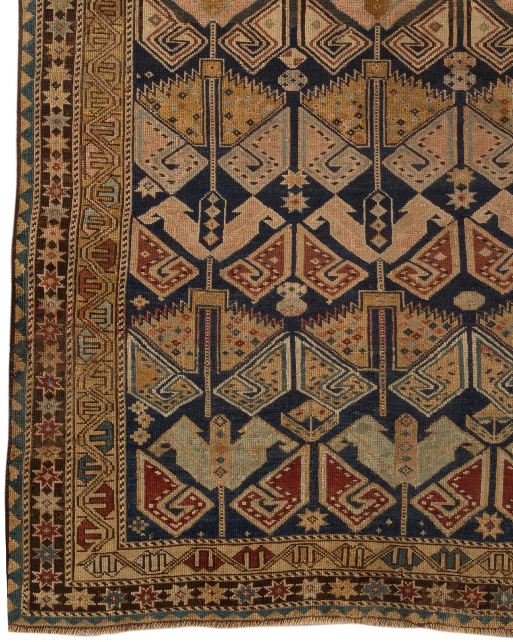 Ancien tapis caucasien de Shirvan, vers 1880. Ces types de tapis caucasiens anciens ont été tissés dans la partie orientale de la région, principalement le long de la côte ouest de la mer Caspienne, et présentent dans leur design le style ethnique