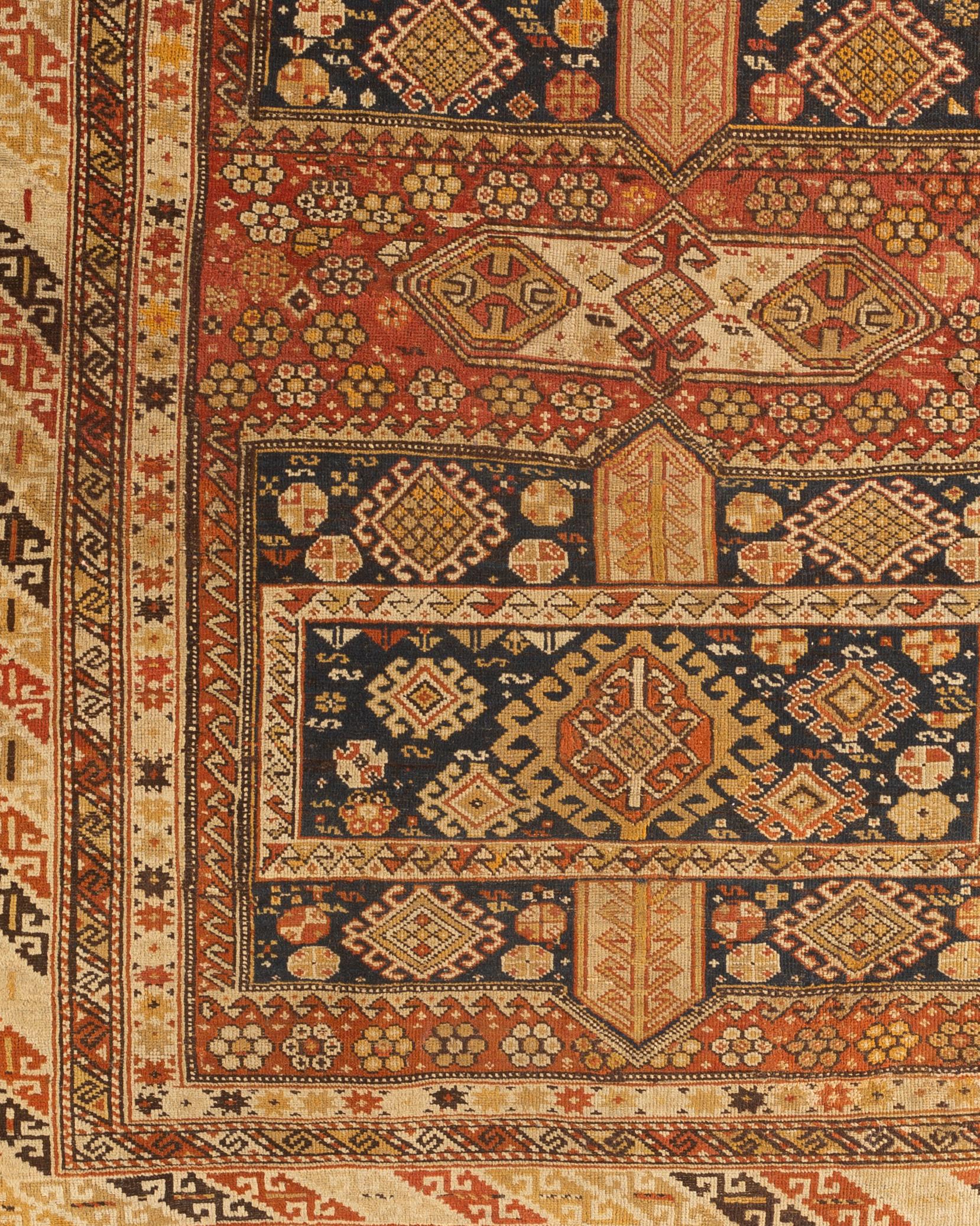 Ein handgewebter kaukasischer Schirwan-Teppich, um 1880. Diese Arten von antiken kaukasischen Teppichen wurden im östlichen Teil der Region gewebt, meist entlang der Westküste des Kaspischen Meeres, und zeigen im Design den ethnischen Stil, der mit