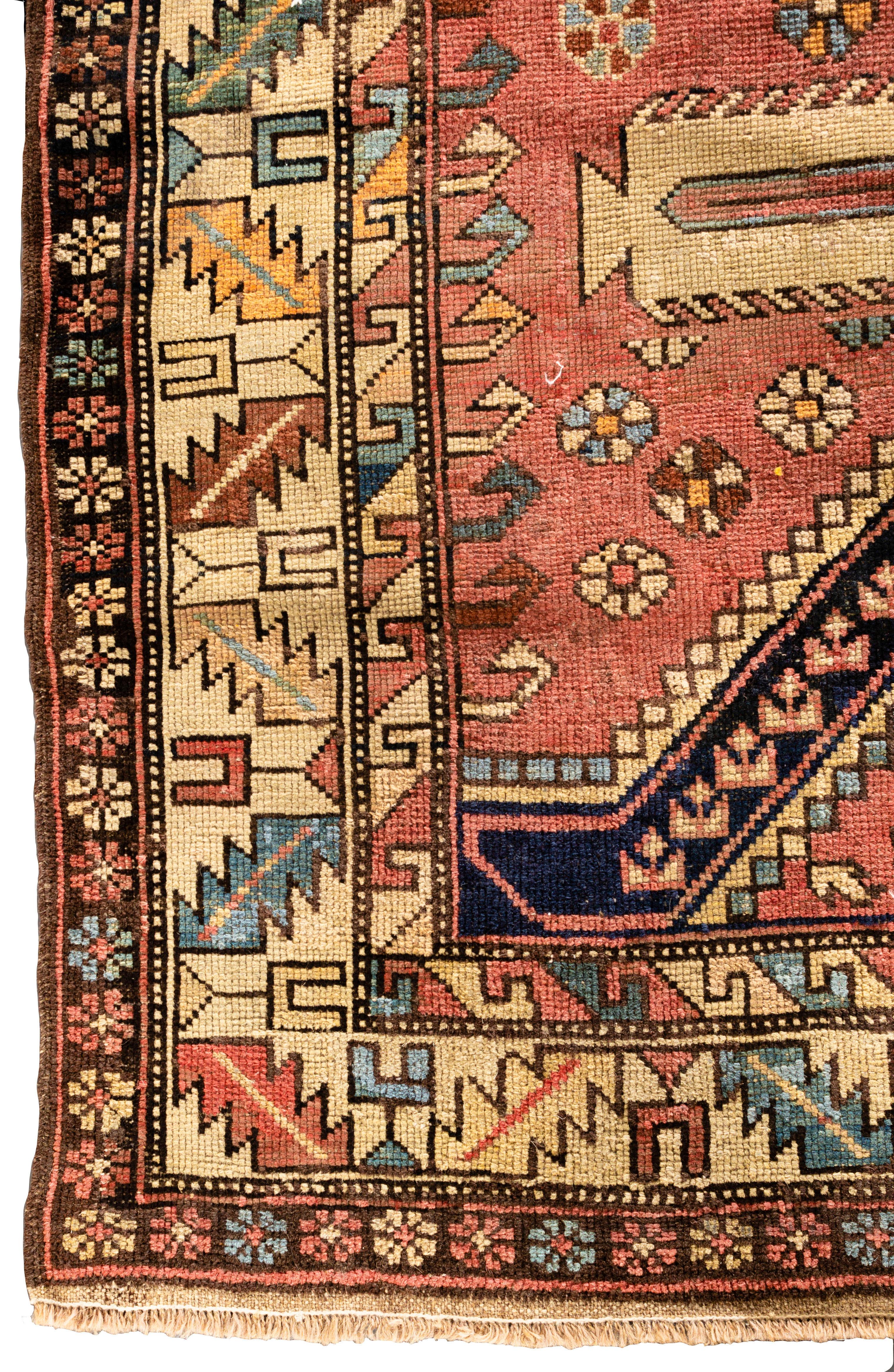Tissé à la main Tapis Shirvan caucasien ancien, circa 1880  4'1 x 4'10 cm en vente