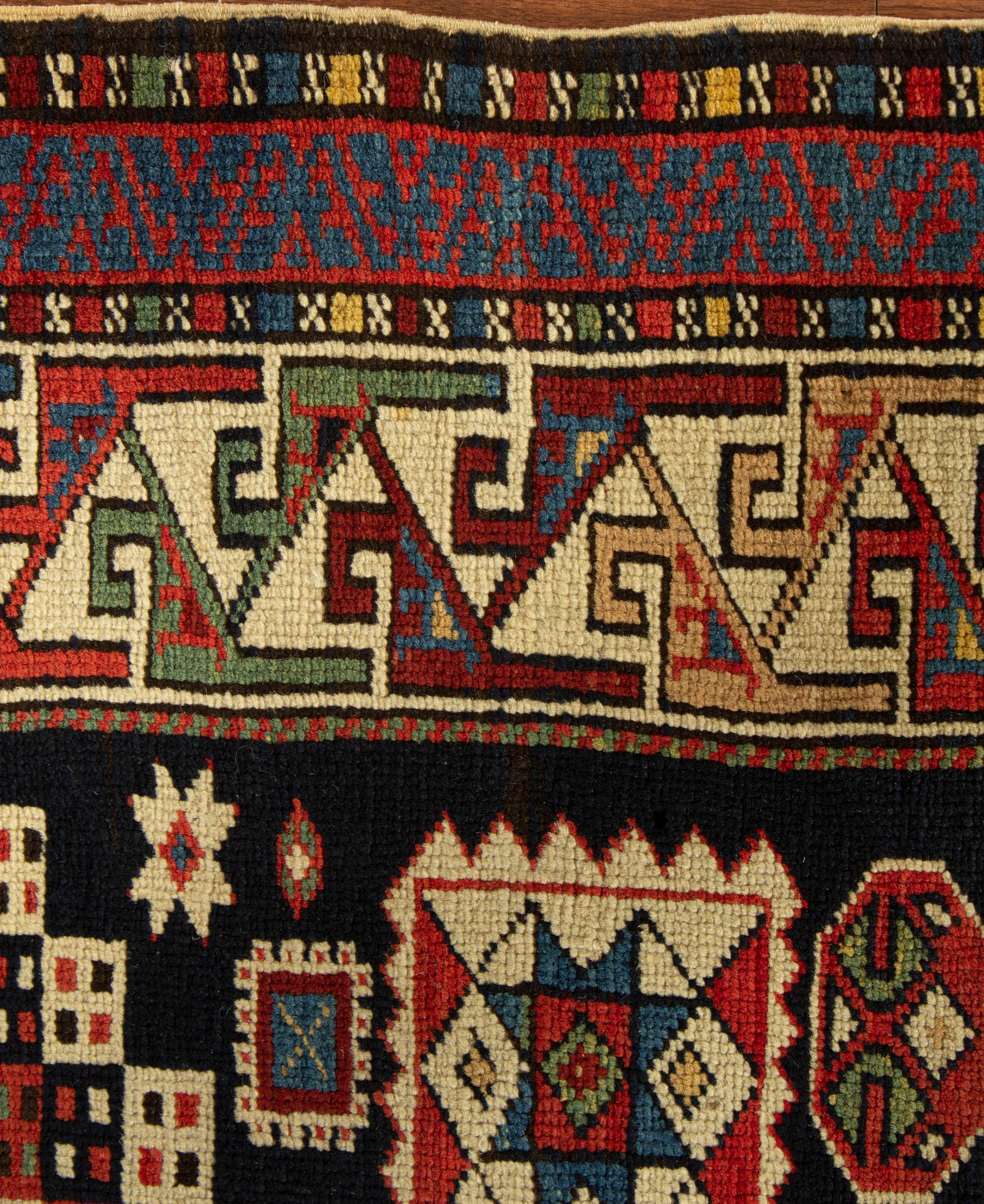 Tissé à la main Tapis Shirvan caucasien ancien, vers 1880, 4'6 x 7'11 en vente