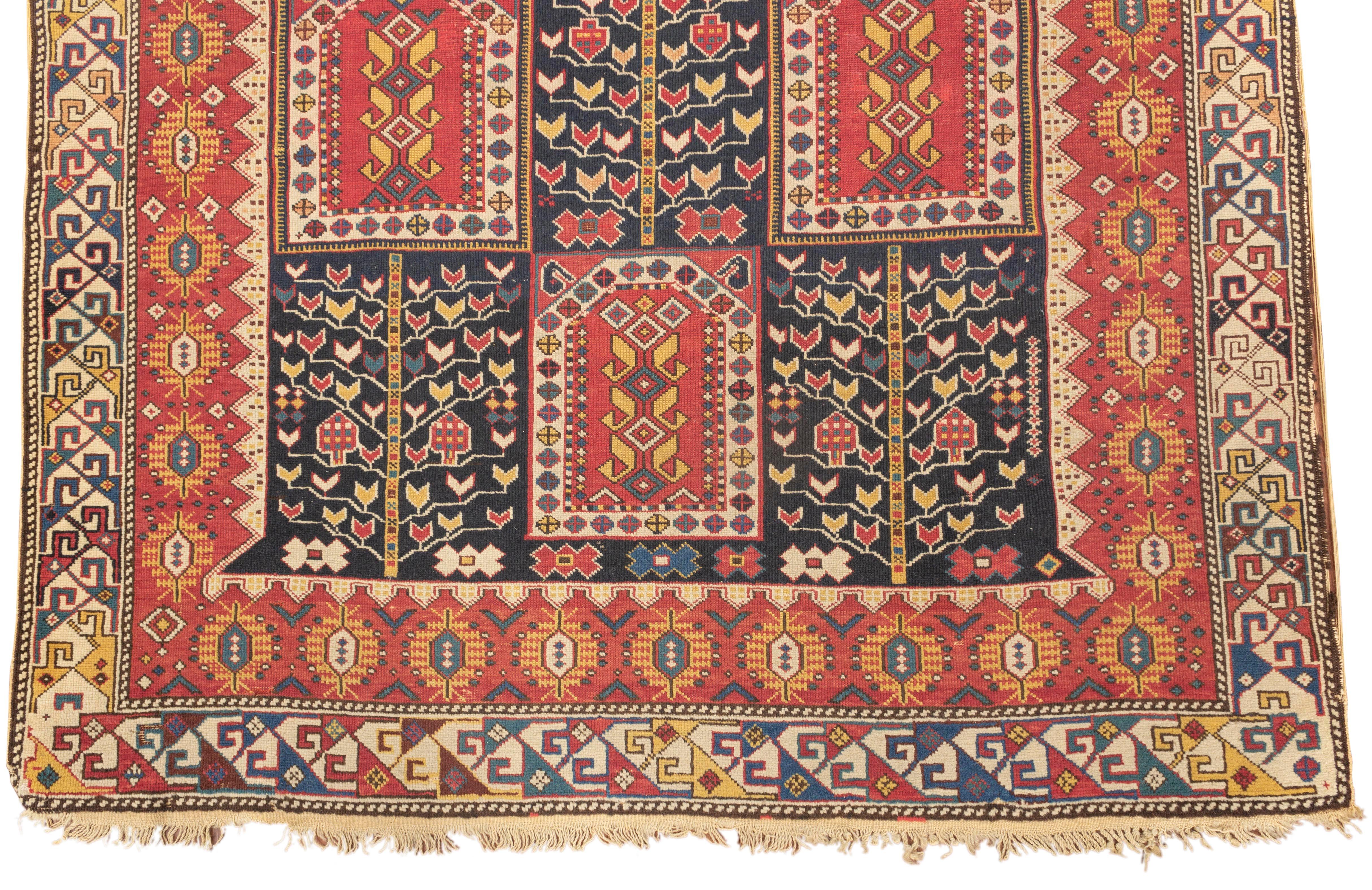 Tissé à la main Tapis Shirvan caucasien ancien, circa 1880  4' x 5'4 en vente