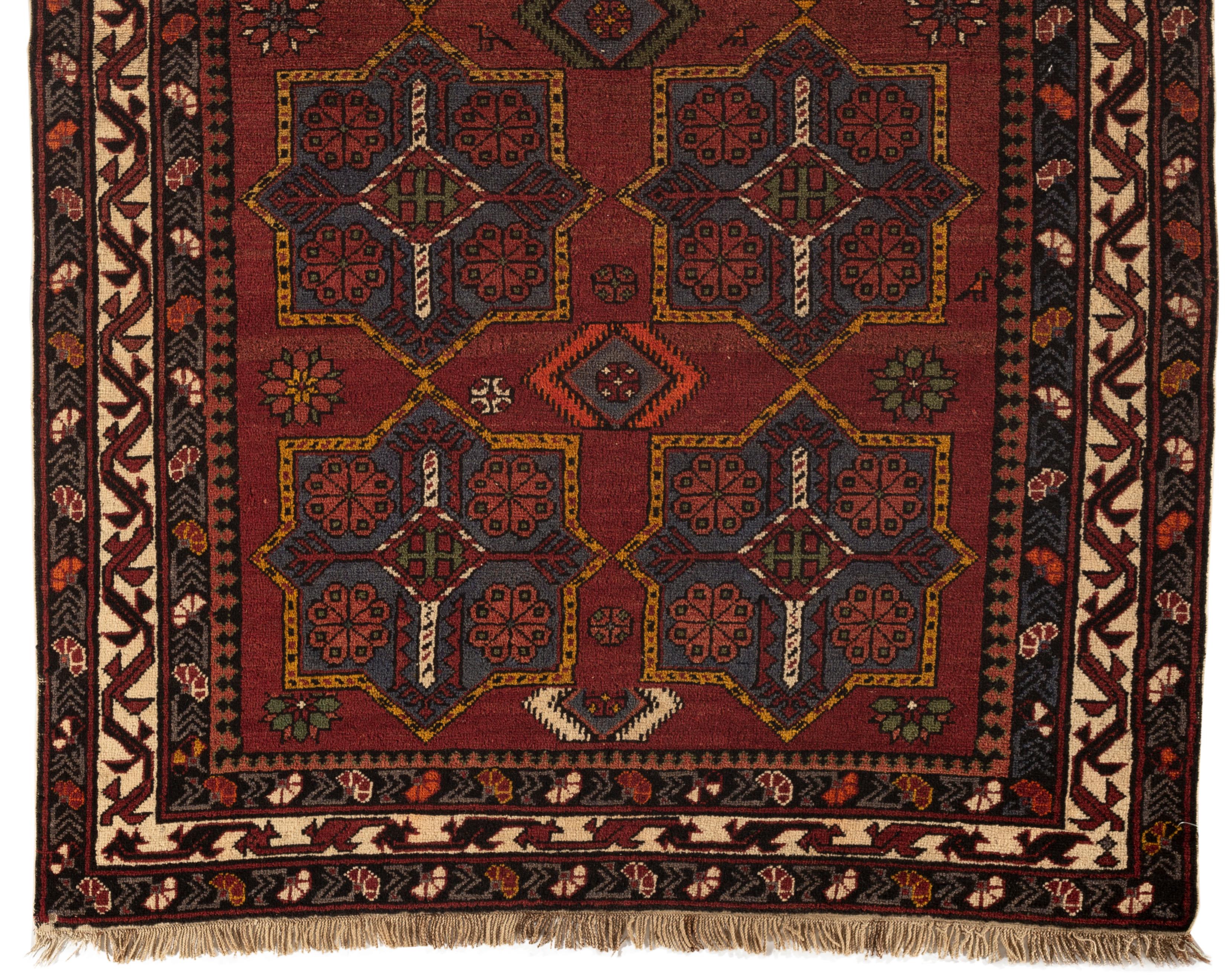 Antique Caucasian Shirvan rug, circa 1900. These types of antique Caucasian rugs were woven in the eastern part of the region, mostly along the west coast of the Caspian Sea. Size. 4'7 x 7'3.
