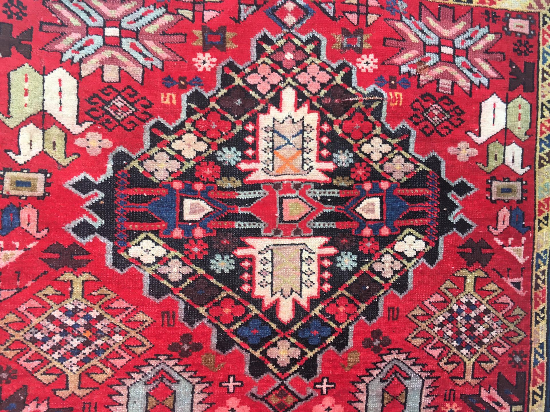  Ce ravissant tapis antique Shirvan, tissé à la main dans le Caucase, présente des motifs traditionnels et des couleurs vibrantes. Il s'agit d'une véritable œuvre d'art en soi. 