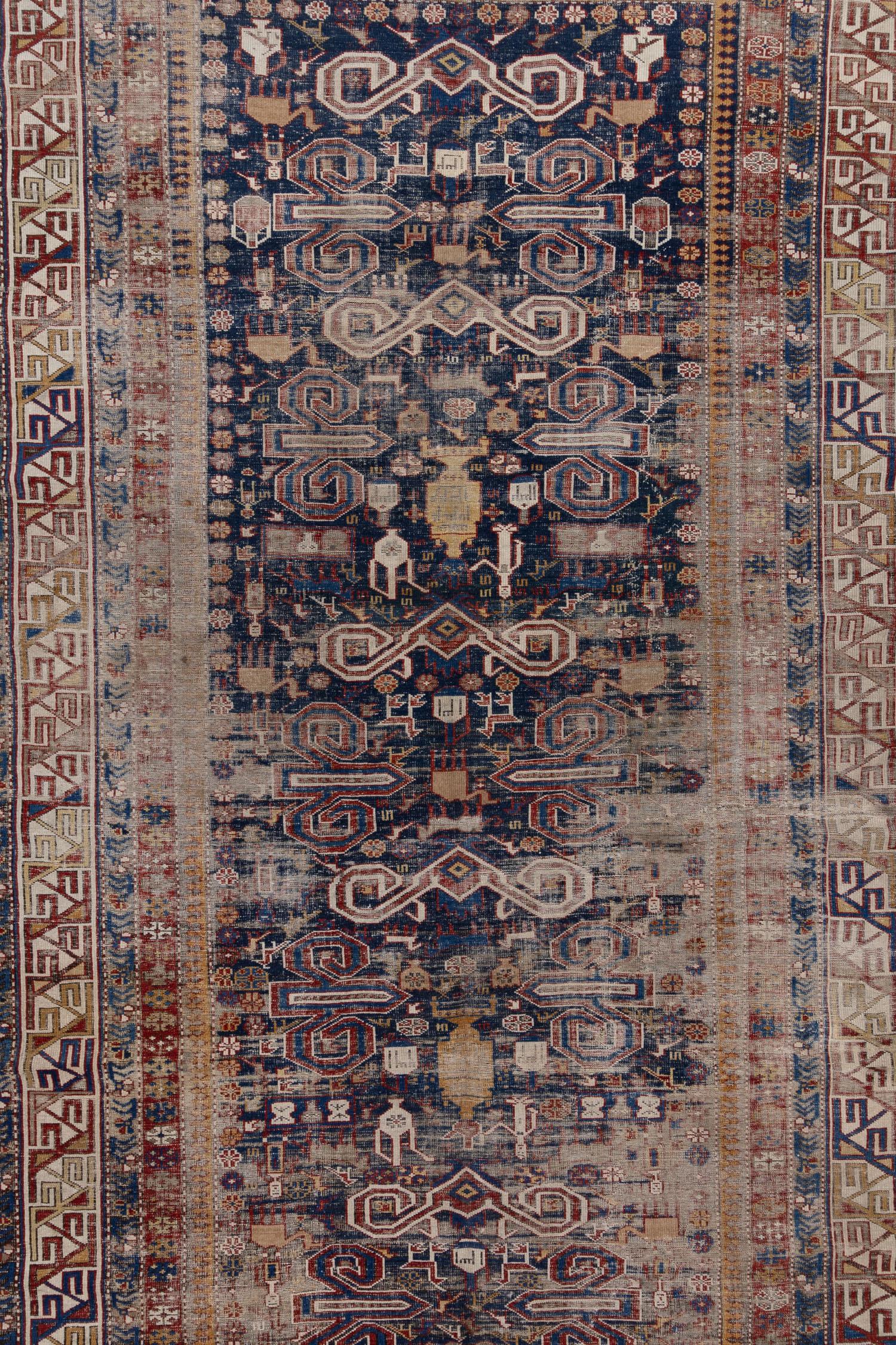 Magnifique tapis caucasien Shirvan de la fin du 19e siècle, avec un champ bleu profond, qui possède une histoire et une âme merveilleuses. Les tapis anciens de Shirvan, originaires de l'ancienne ville de Shirvan, dans l'Iran d'aujourd'hui, sont