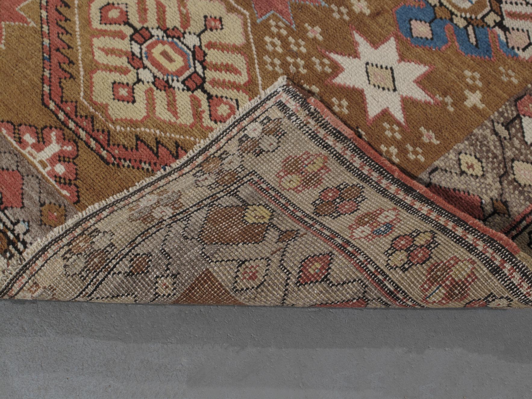 Noué à la main Tapis Shirvan caucasien ancien en vente