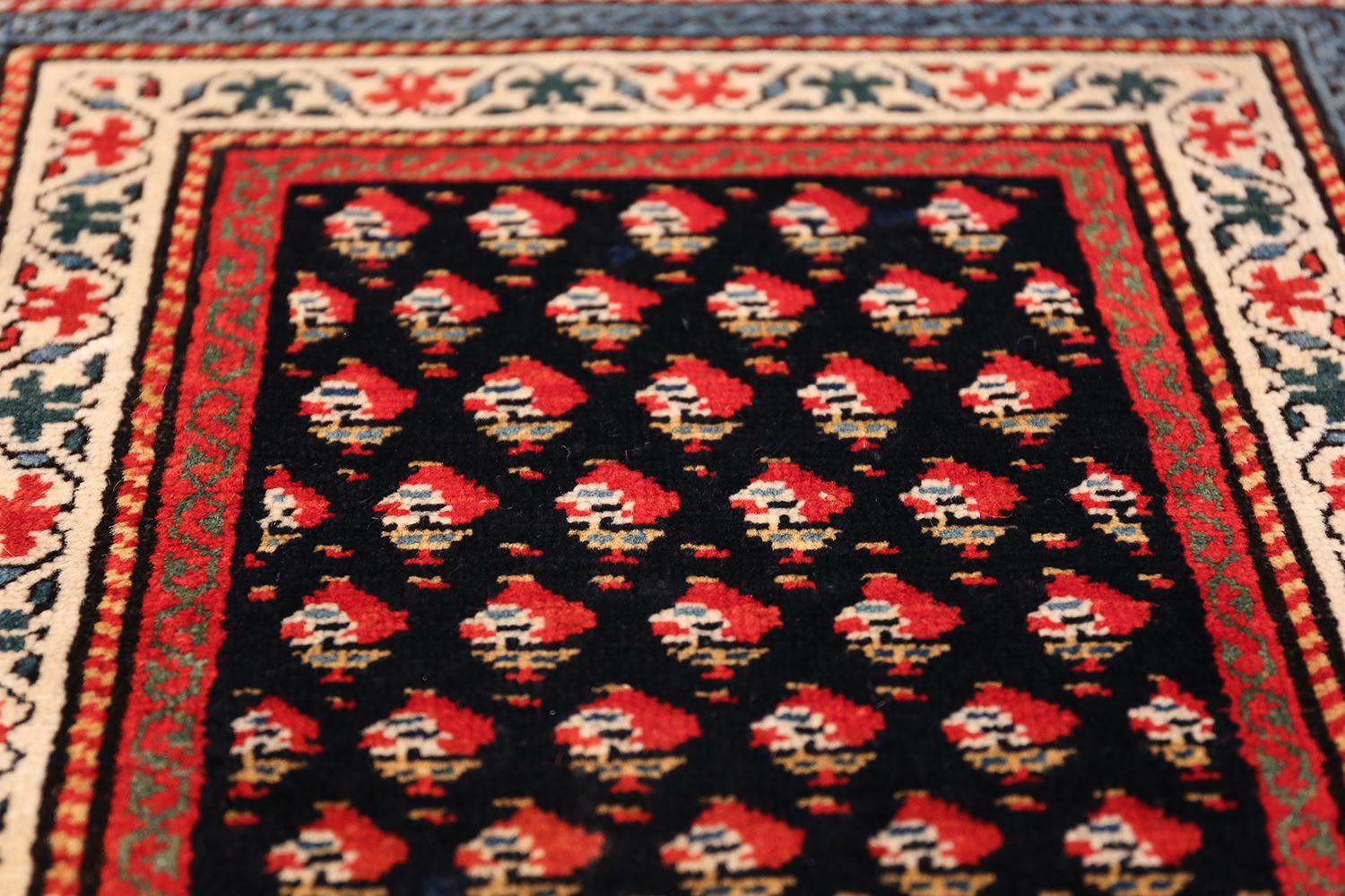 Tapis Shirvan caucasien ancien Taille : 1 ft 7 in x 7 ft 8 in Excellent état - En vente à New York, NY