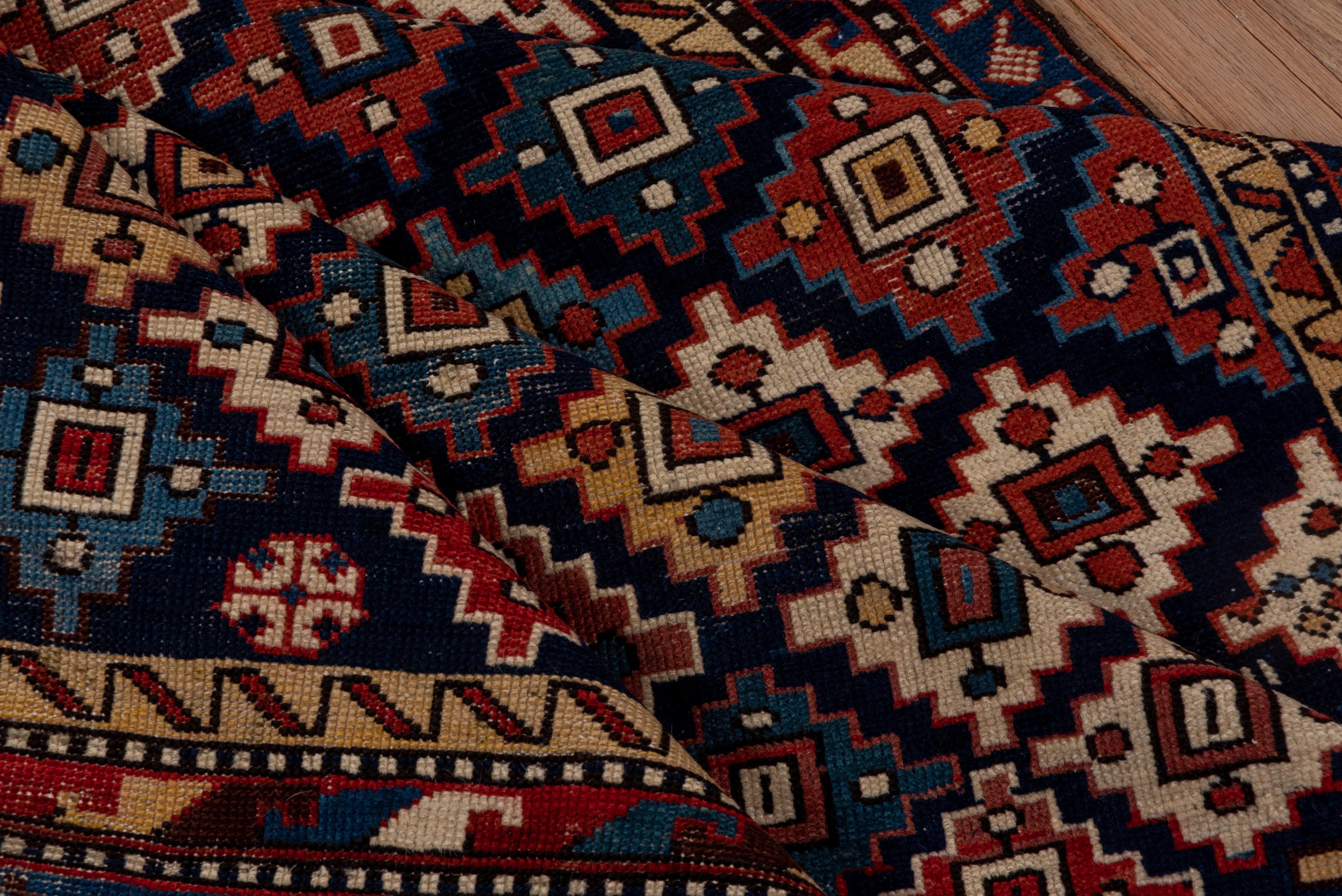 Tribal Tapis Shirvan caucasien ancien, champ géométrique, palette rouge, bleu marine et jaune