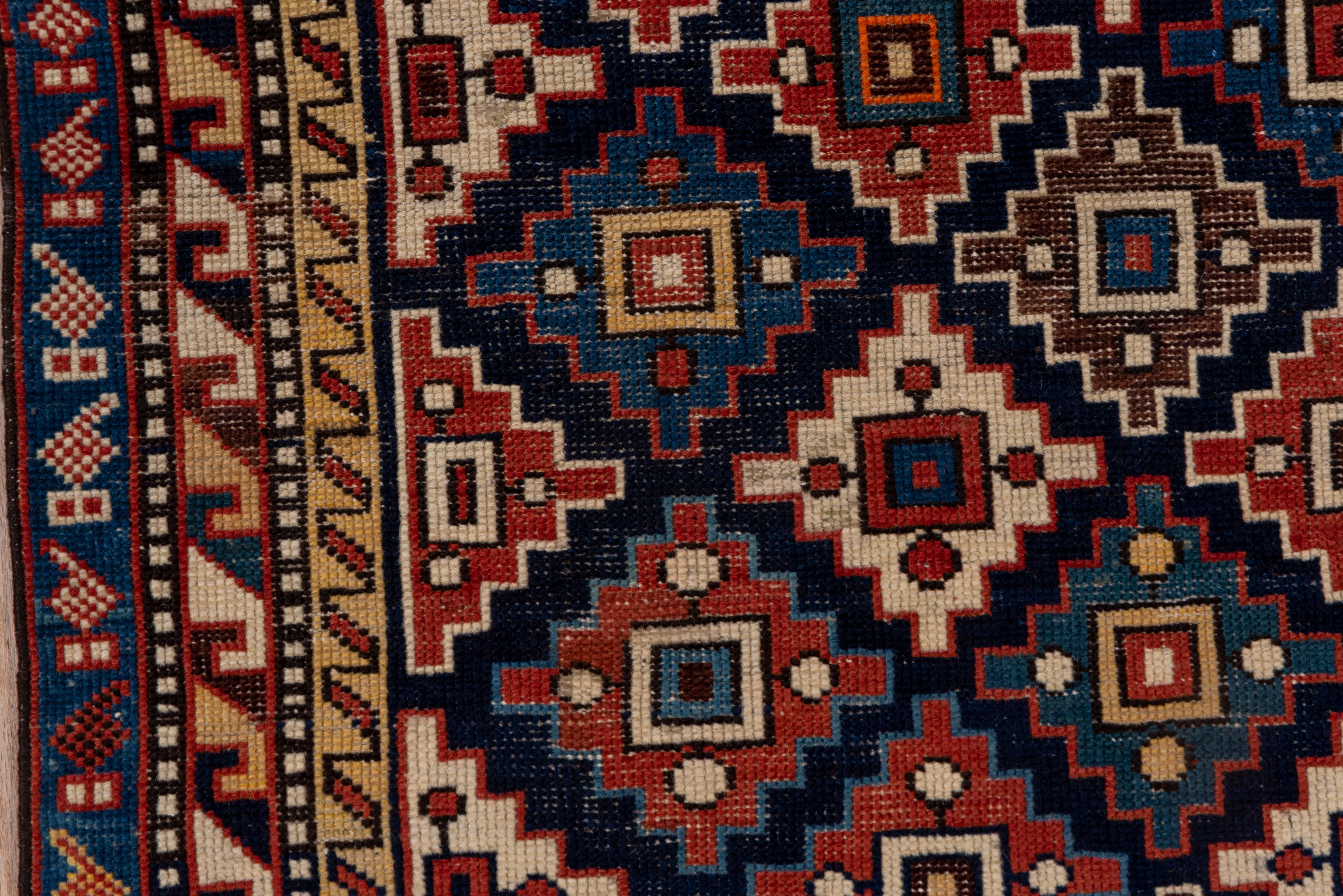 Début du 20ème siècle Tapis Shirvan caucasien ancien, champ géométrique, palette rouge, bleu marine et jaune