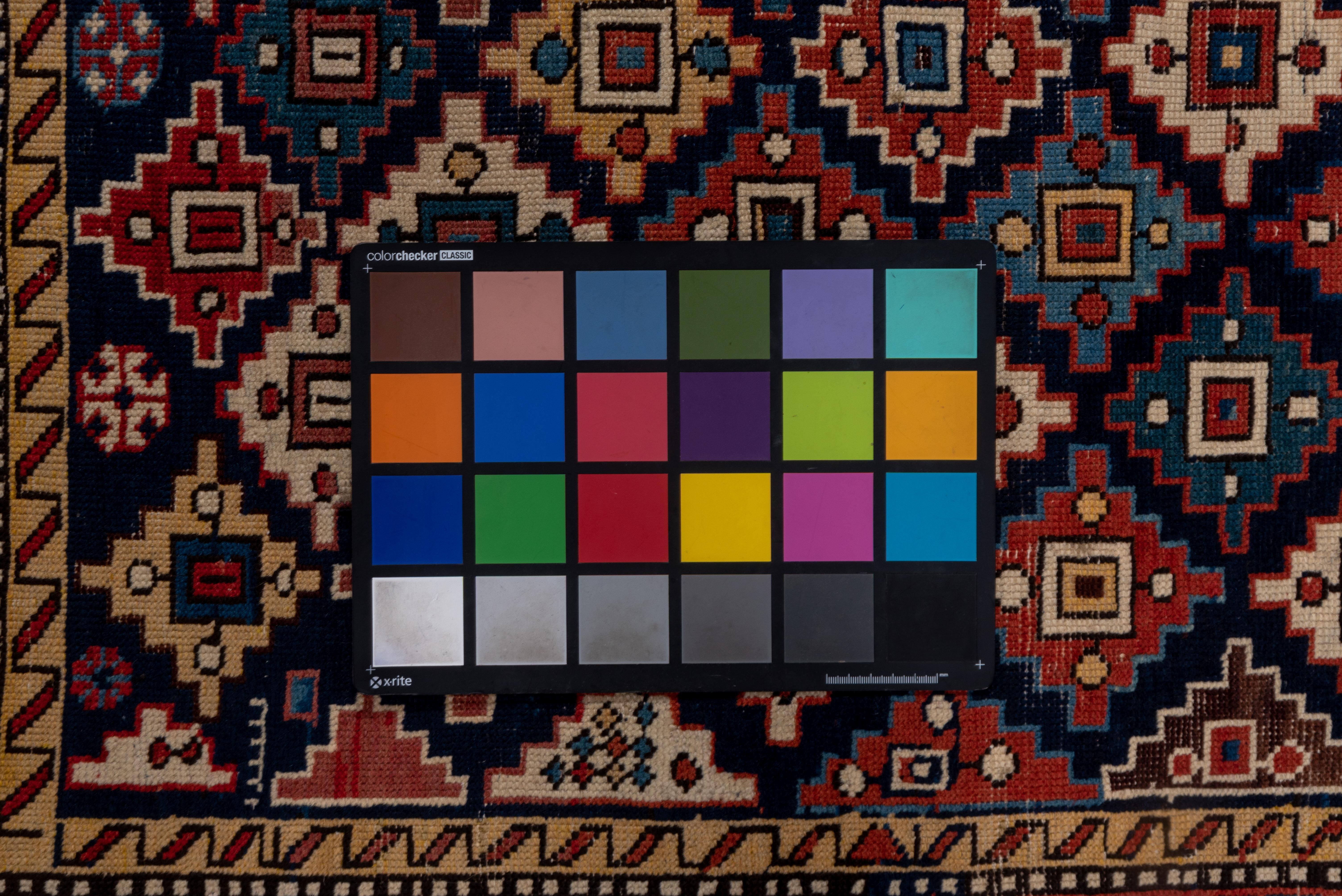 Laine Tapis Shirvan caucasien ancien, champ géométrique, palette rouge, bleu marine et jaune