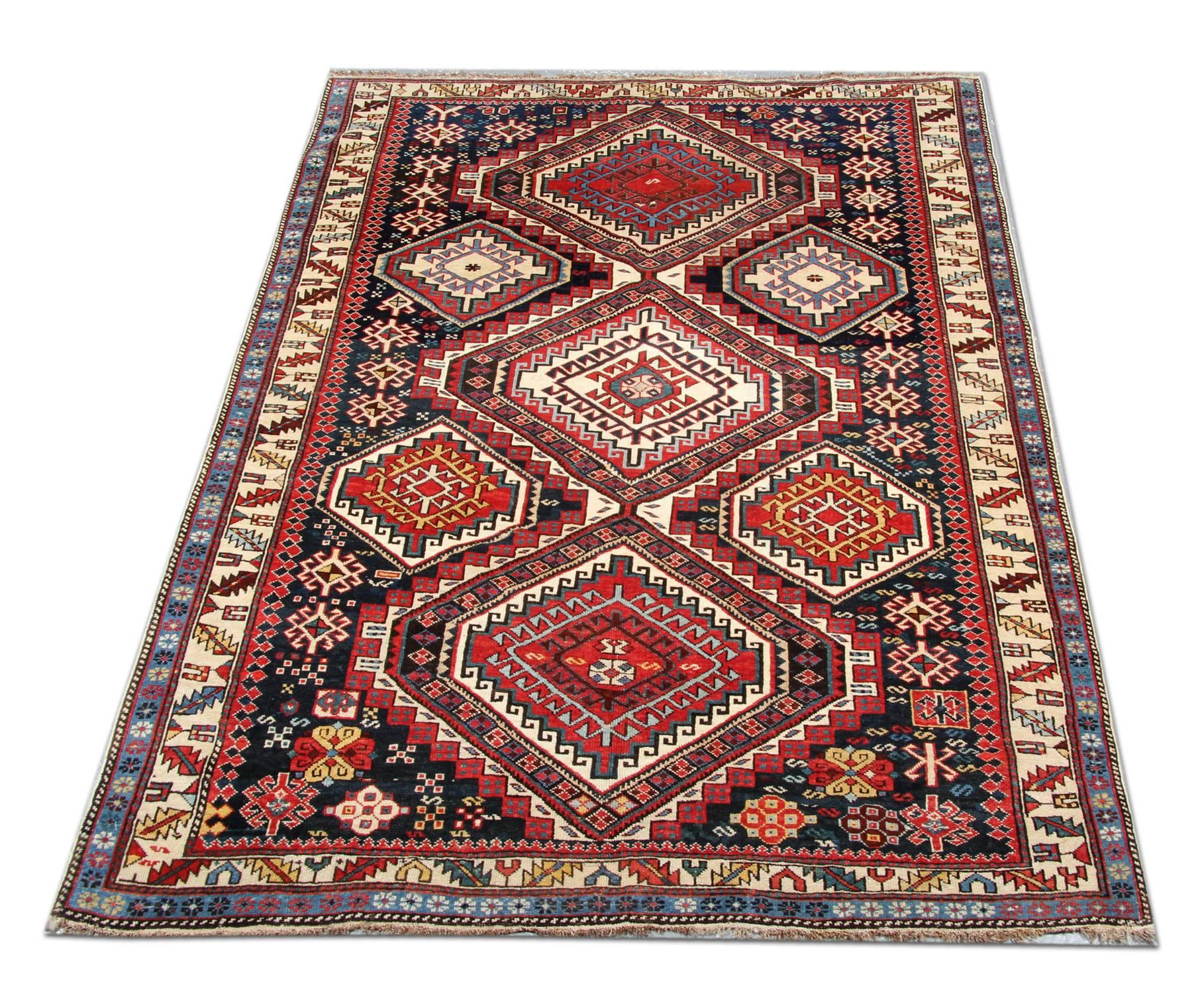 Les nomades Shirvan se trouvent dans le Caucase. Les tapis ont une couleur de fond rouge-brun typique. Le motif est noué de mémoire et consiste souvent en des médaillons, répétés sur les quatre bords. Les humains, les animaux à quatre pattes, les