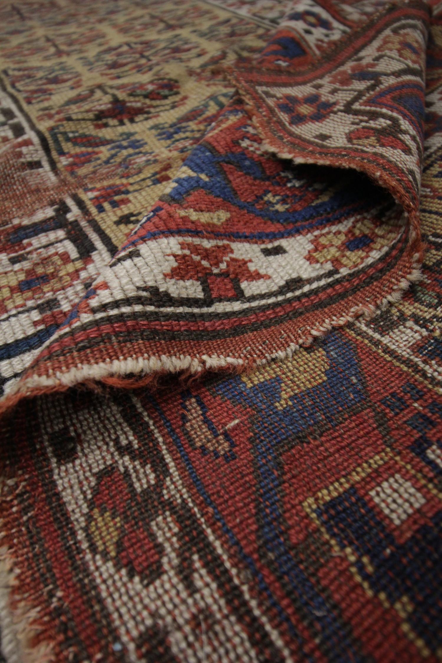 Mid-Century Modern Tapis Shirvan caucasien ancien tissé à la main fragment de zone orientale en vente