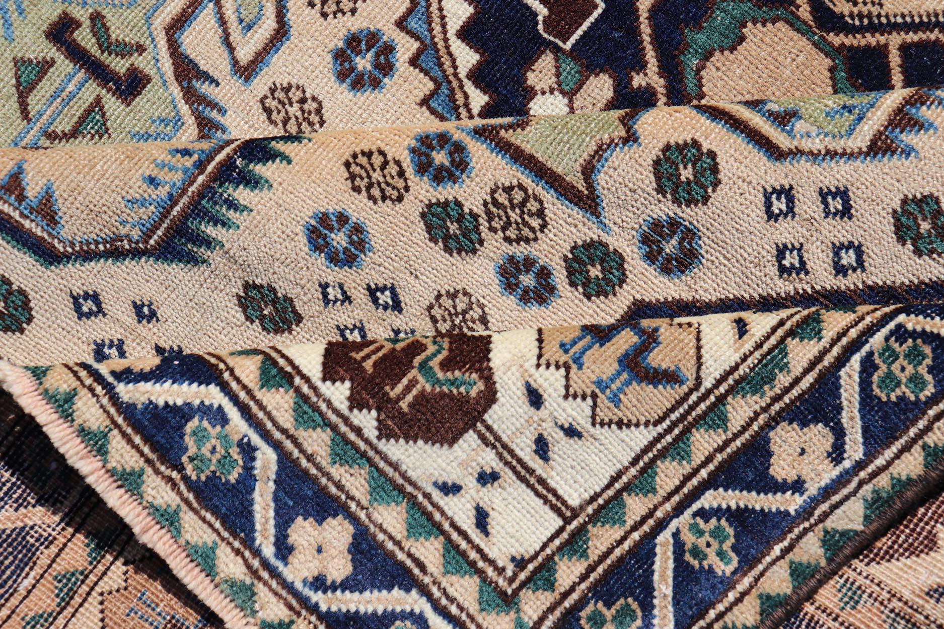 Antiker kaukasischer Schirwan-Teppich in Blau, Grün und Creme mit Stammesmuster im Angebot 3