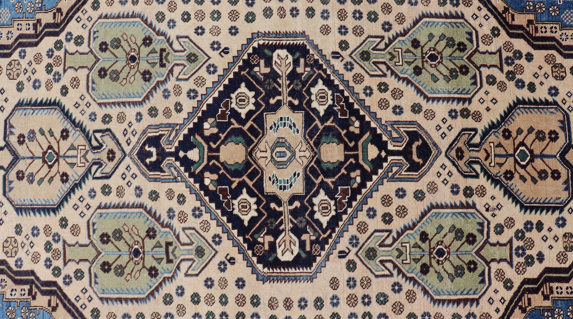 Antiker kaukasischer Schirwan-Teppich in Blau, Grün und Creme mit Stammesmuster (Kasachisch) im Angebot