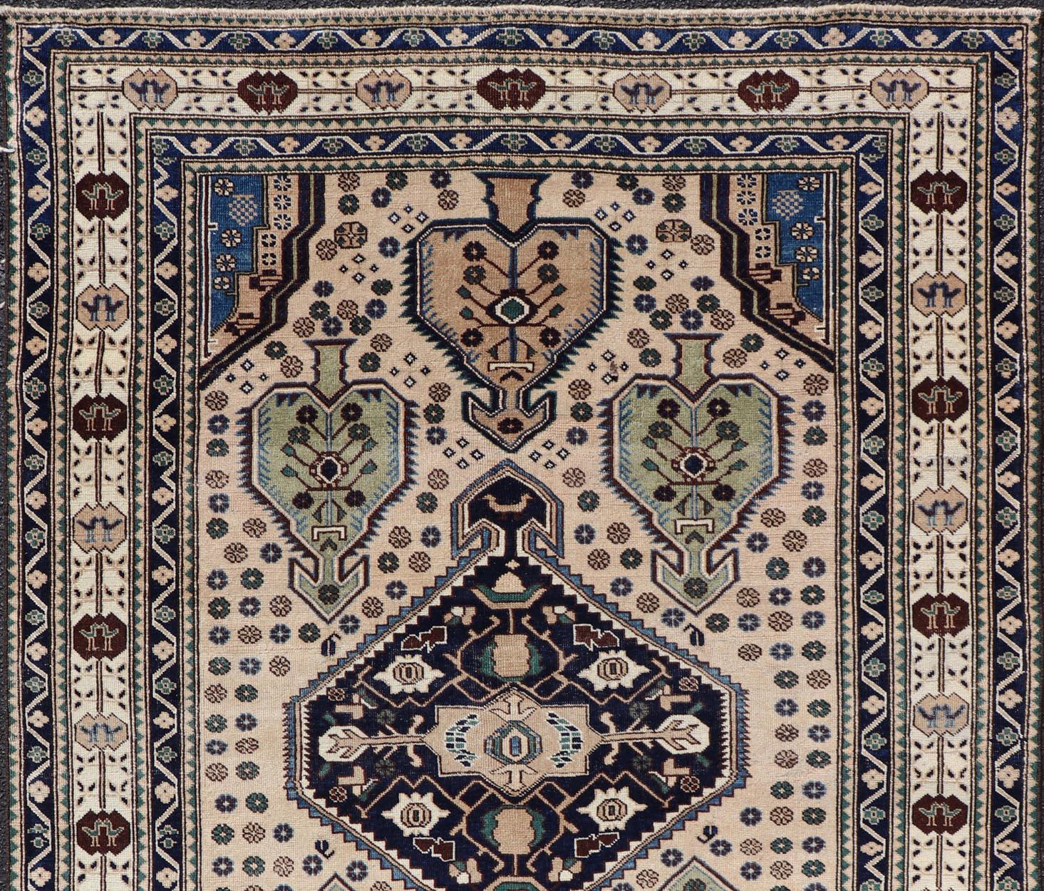 Antiker kaukasischer Schirwan-Teppich in Blau, Grün und Creme mit Stammesmuster (Kaukasisch) im Angebot