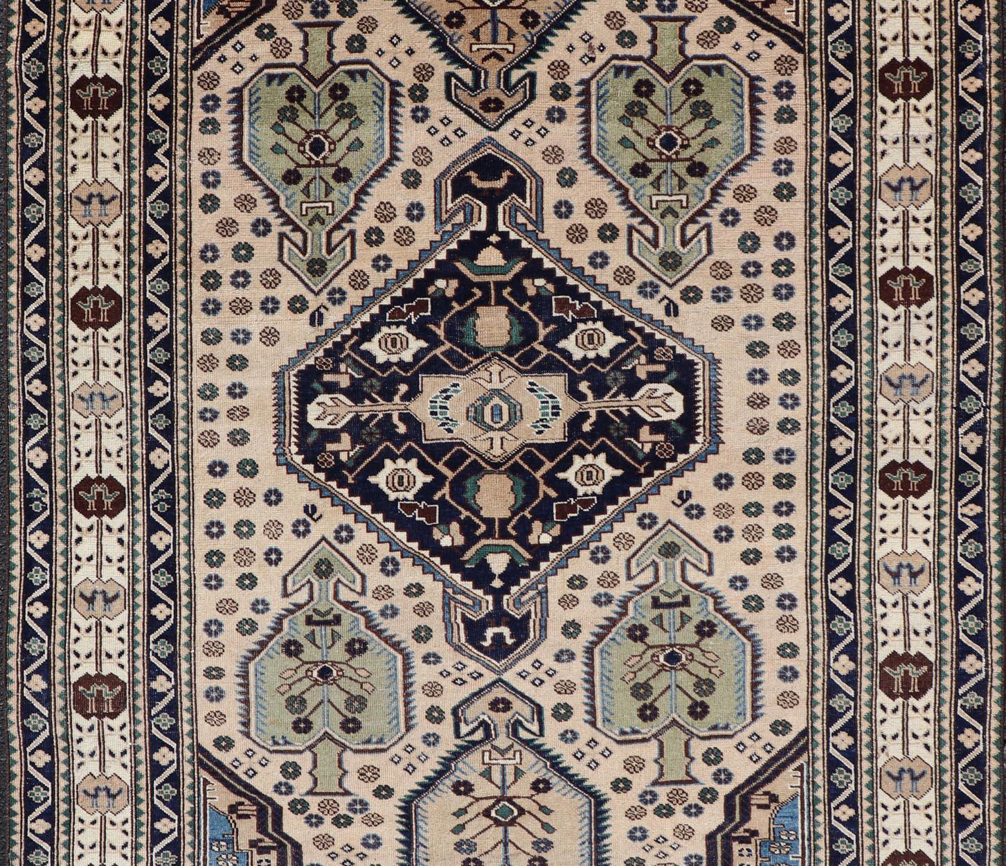 Antiker kaukasischer Schirwan-Teppich in Blau, Grün und Creme mit Stammesmuster (Handgeknüpft) im Angebot